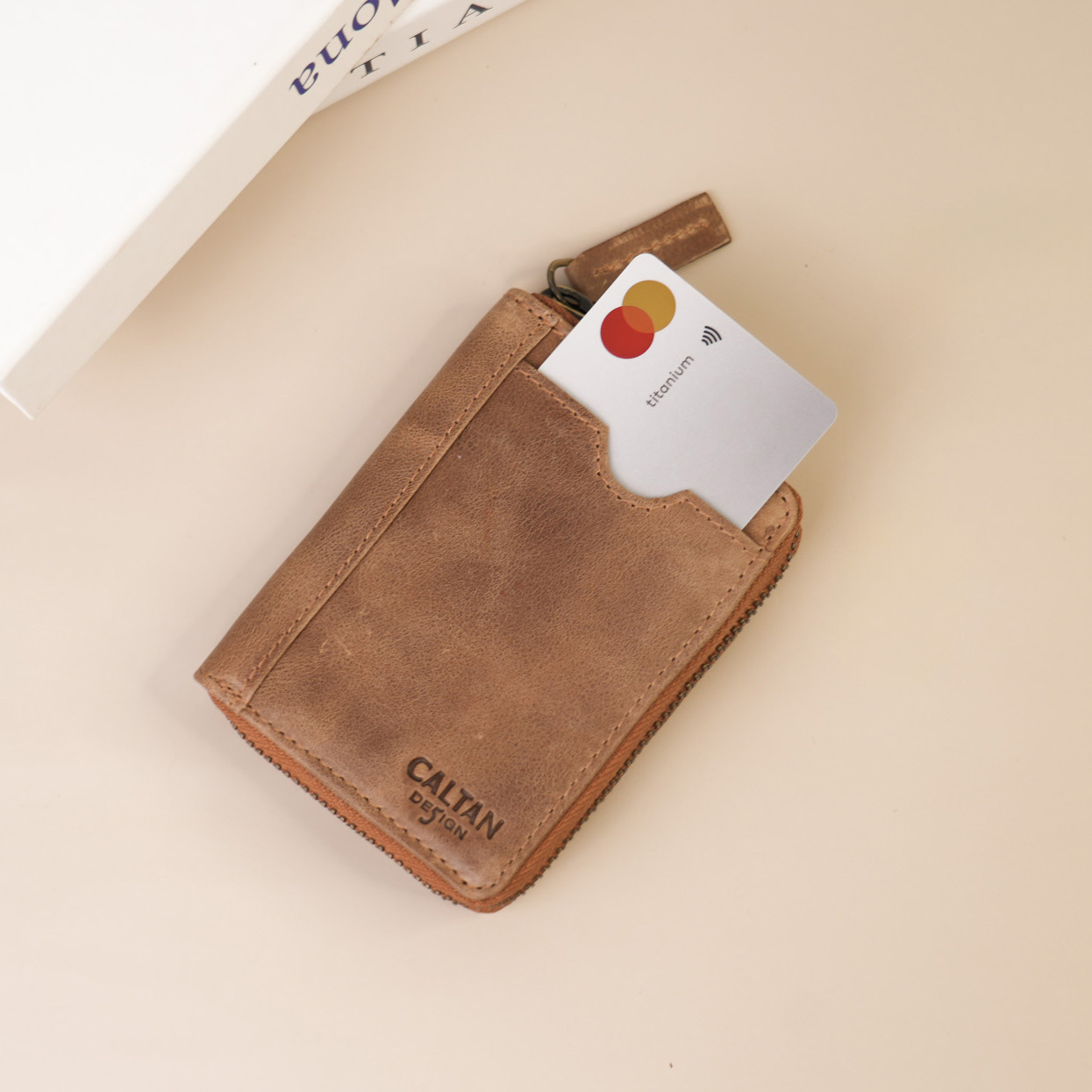 『新品上市』老爺有喜  真皮大容量全包式拉鍊中短夾(075165lt)