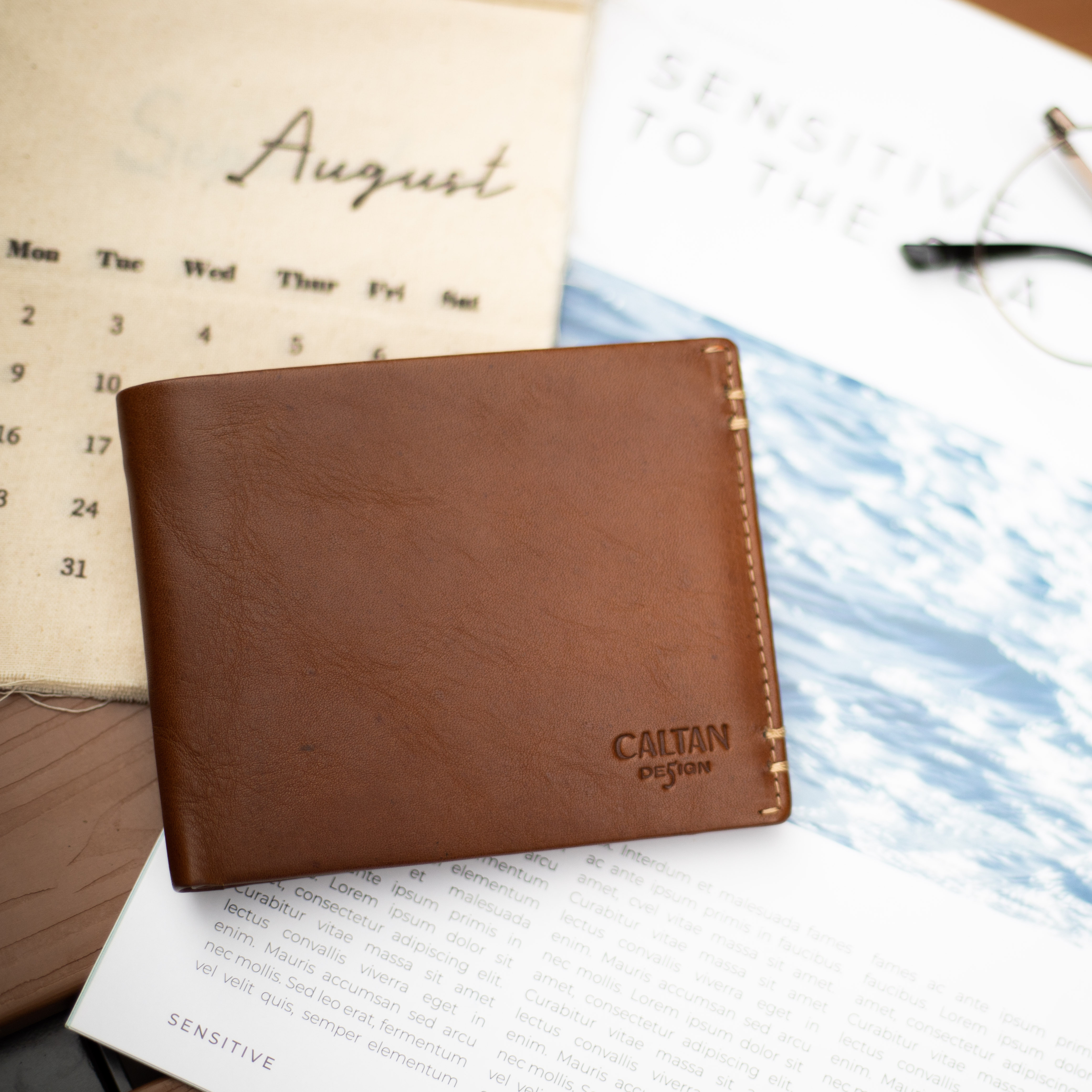 『新品上市』老爺有喜  男仕皮革縫線短夾(072986cd)