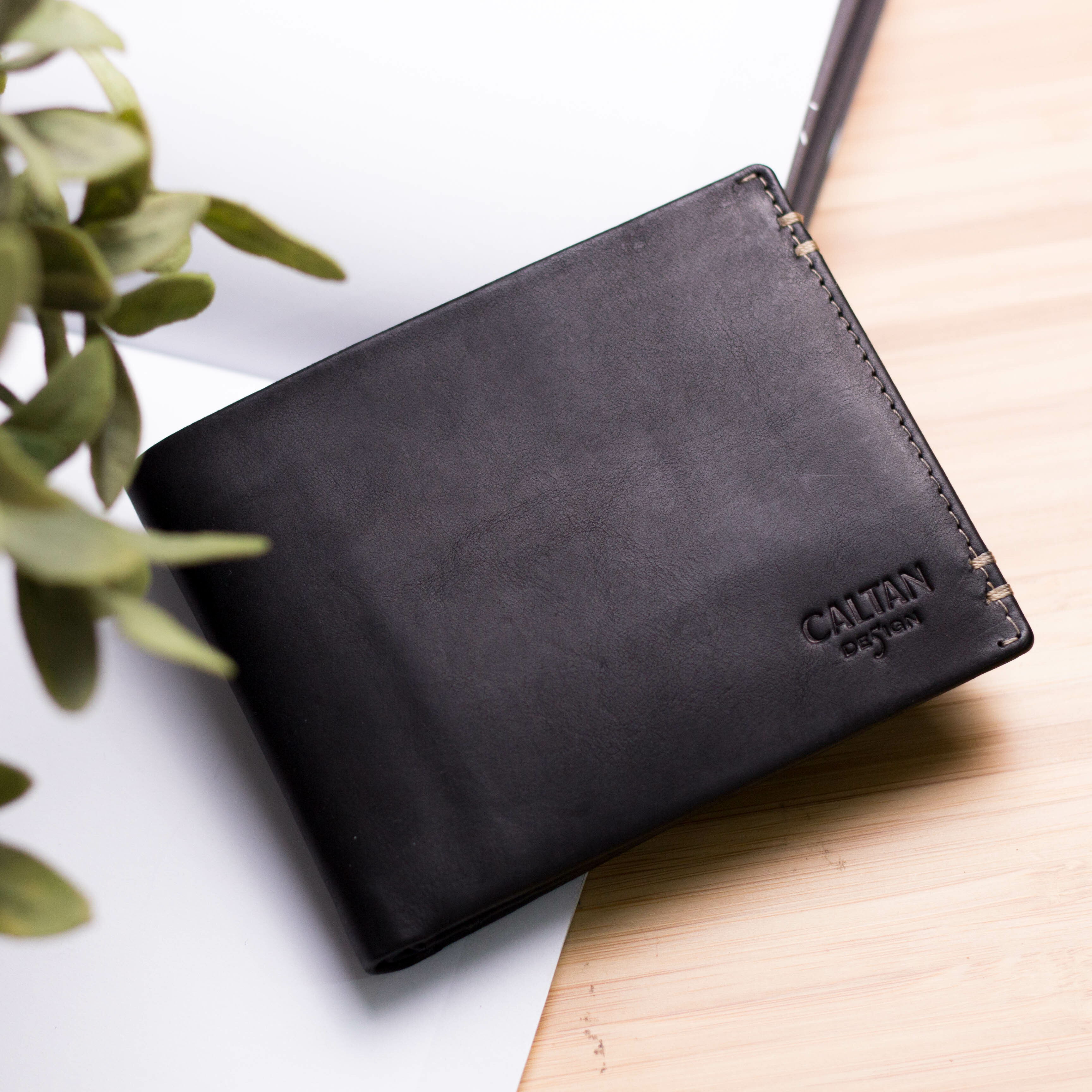 『新品上市』老爺有喜  男仕皮革縫線短夾(072986bk)