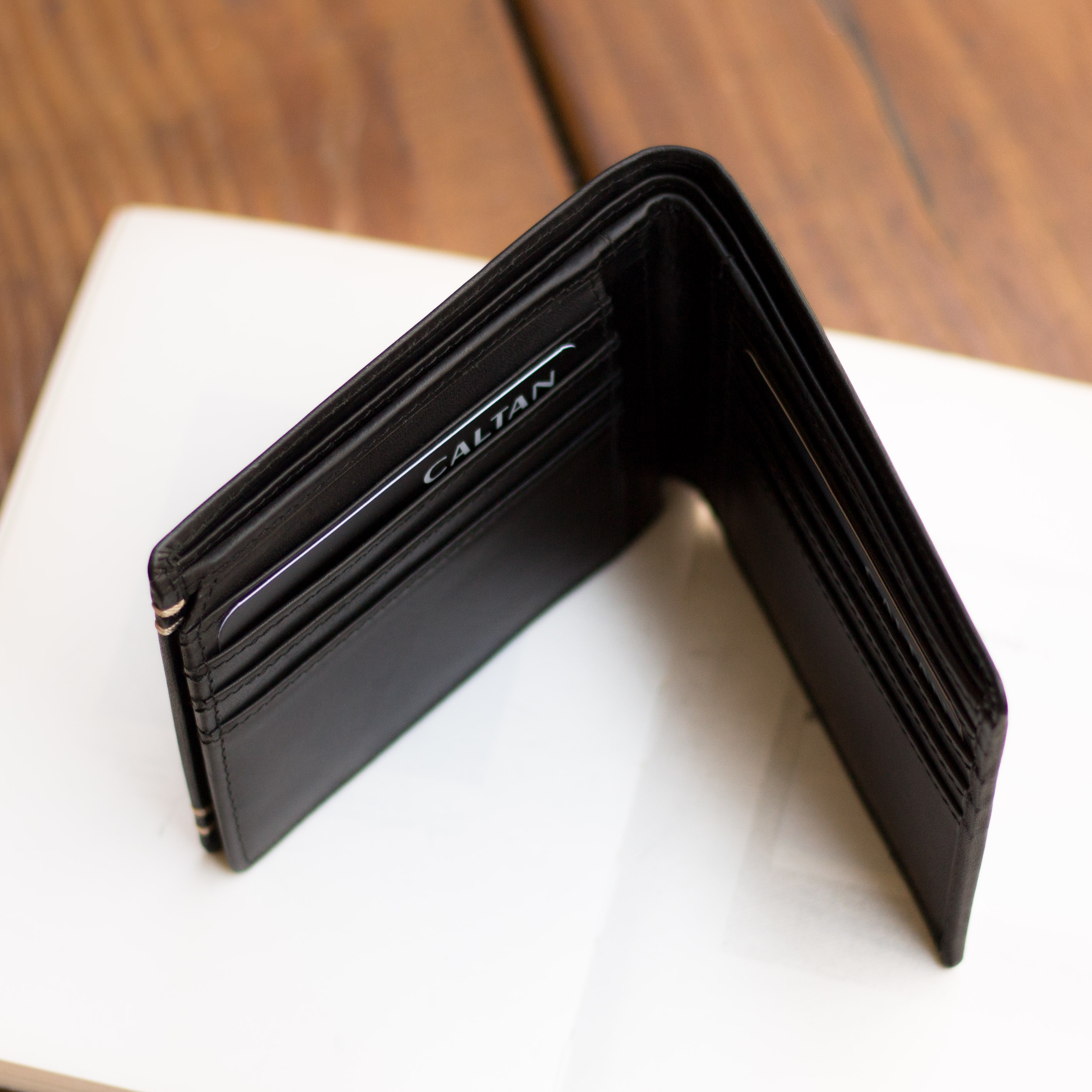 『新品上市』老爺有喜  男仕皮革縫線短夾(072986bk)