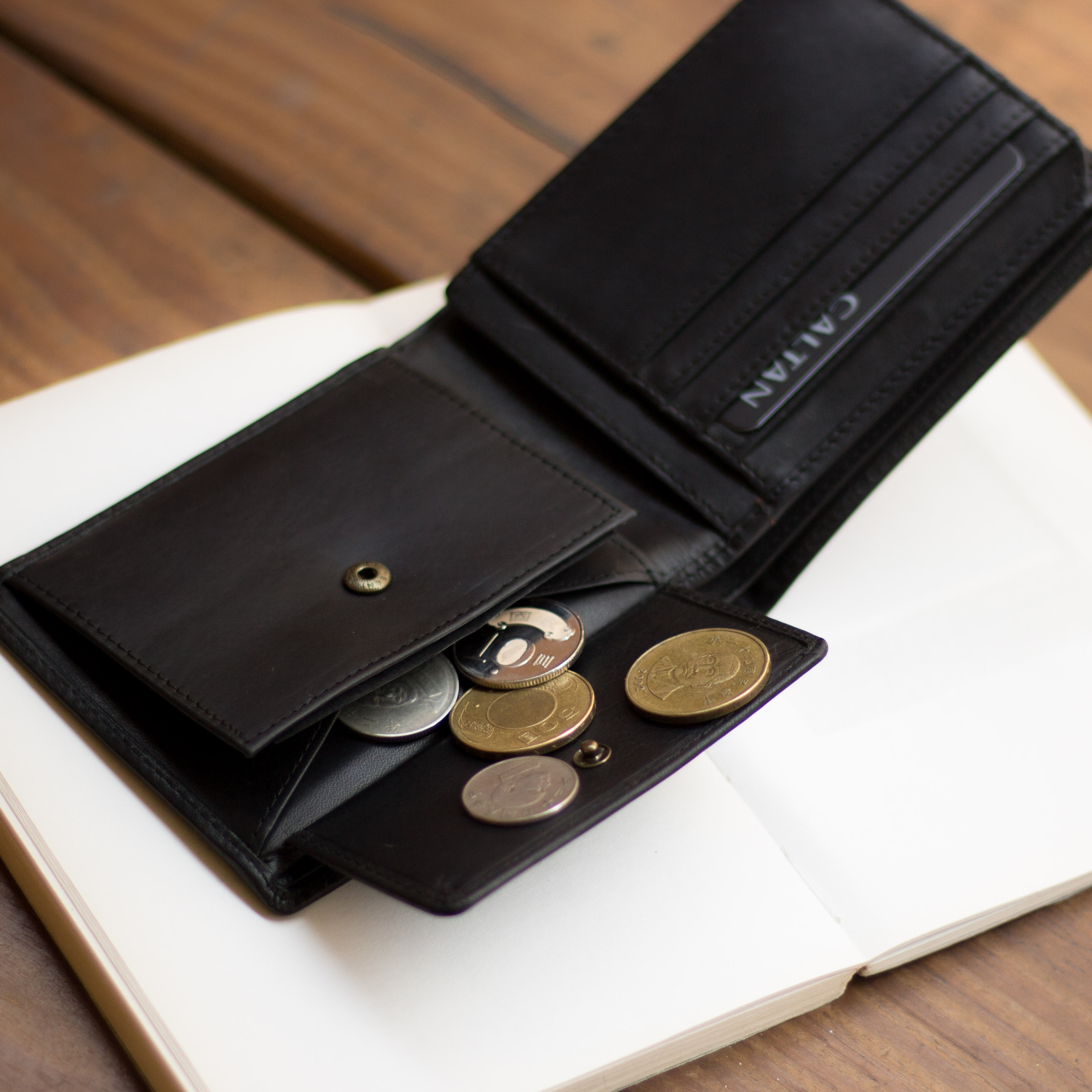 『新品上市』老爺有喜  帥氣皮革縫線短夾(071769bk)