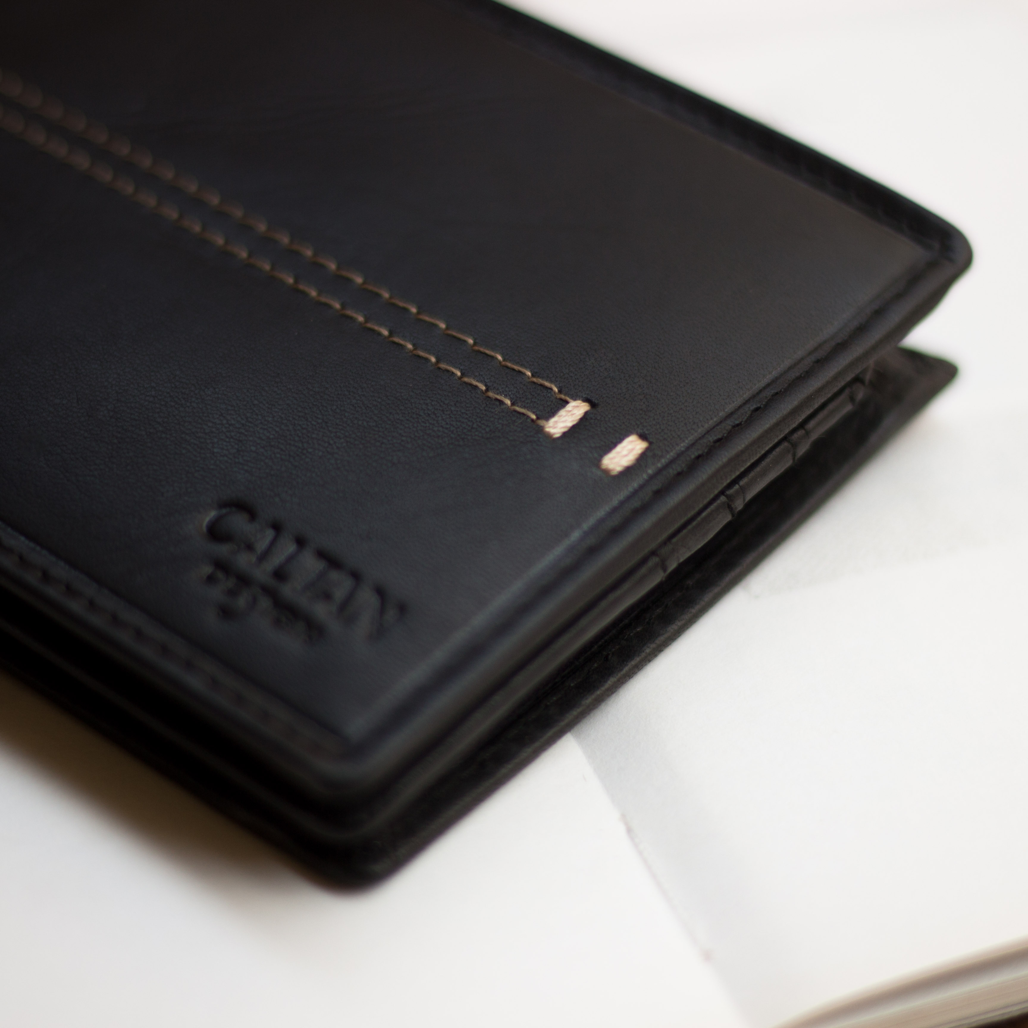 『新品上市』老爺有喜  帥氣皮革縫線短夾(071769bk)