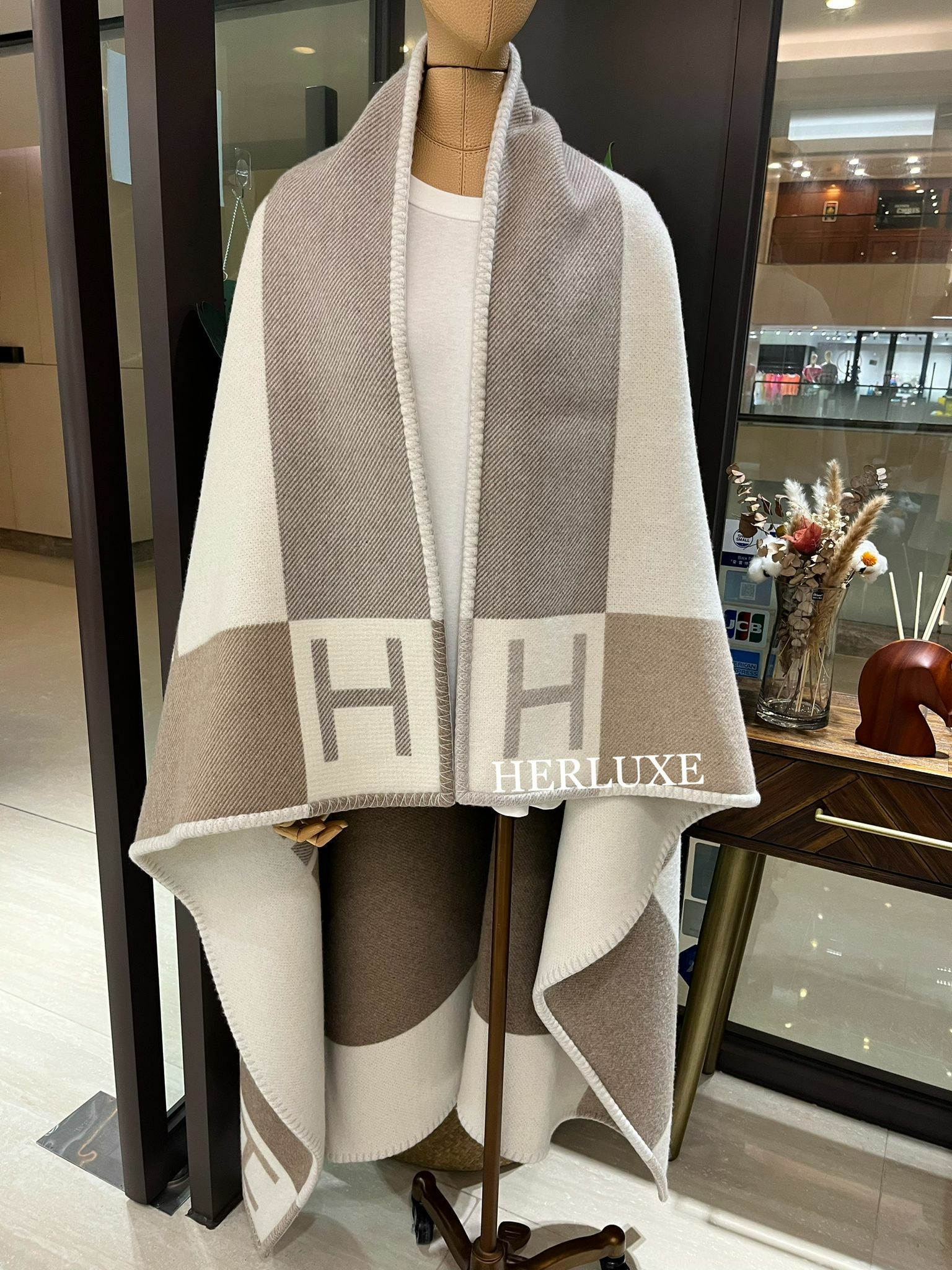 Avalon Vibration throw blanket in jacquard woven wool and cashmere ecru / naturel 140 x 170cm