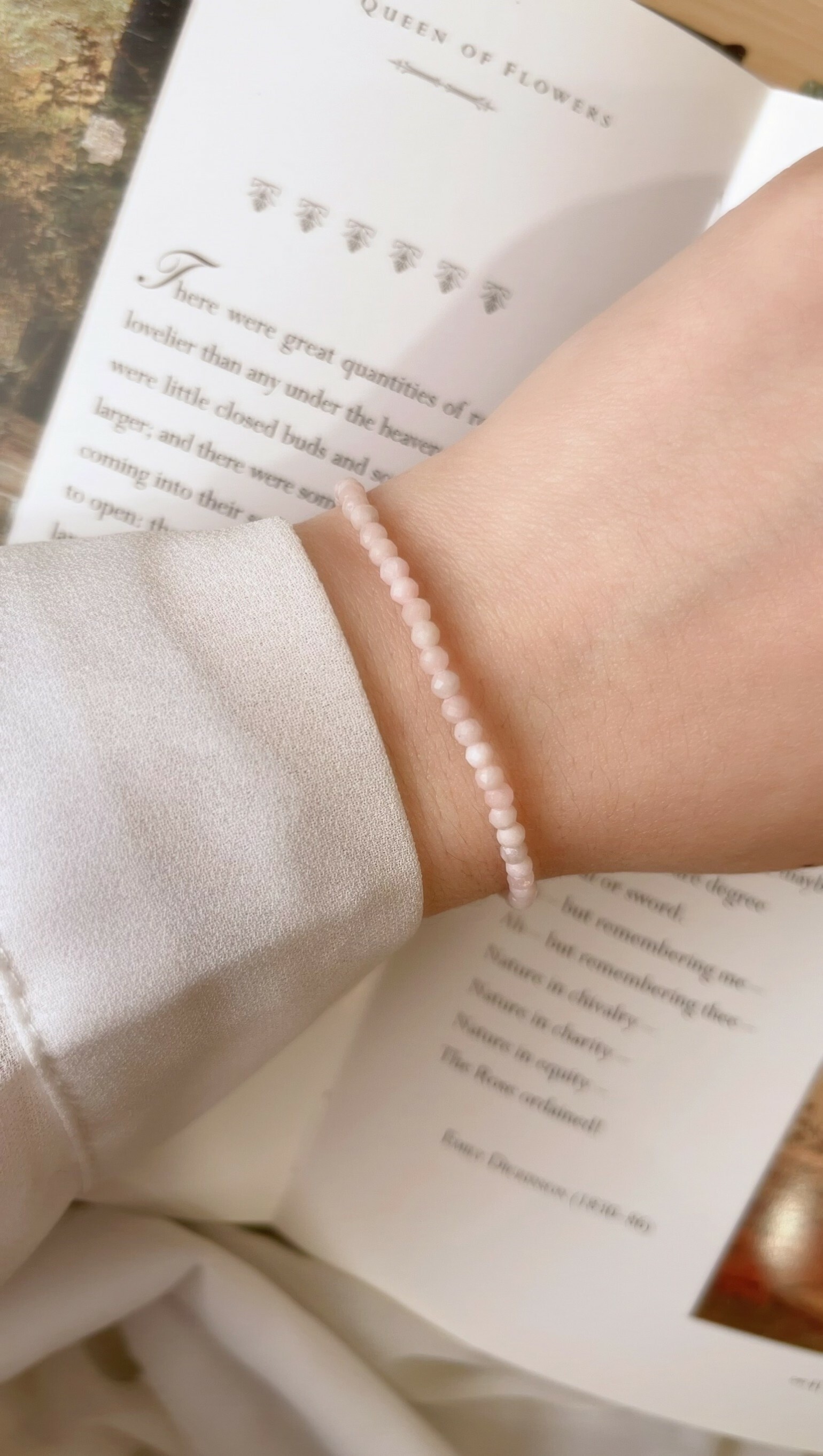 這是天然石手鍊, 由粉歐珀組成,可以帶來正桃花、人員、還有助於散發個人魅力