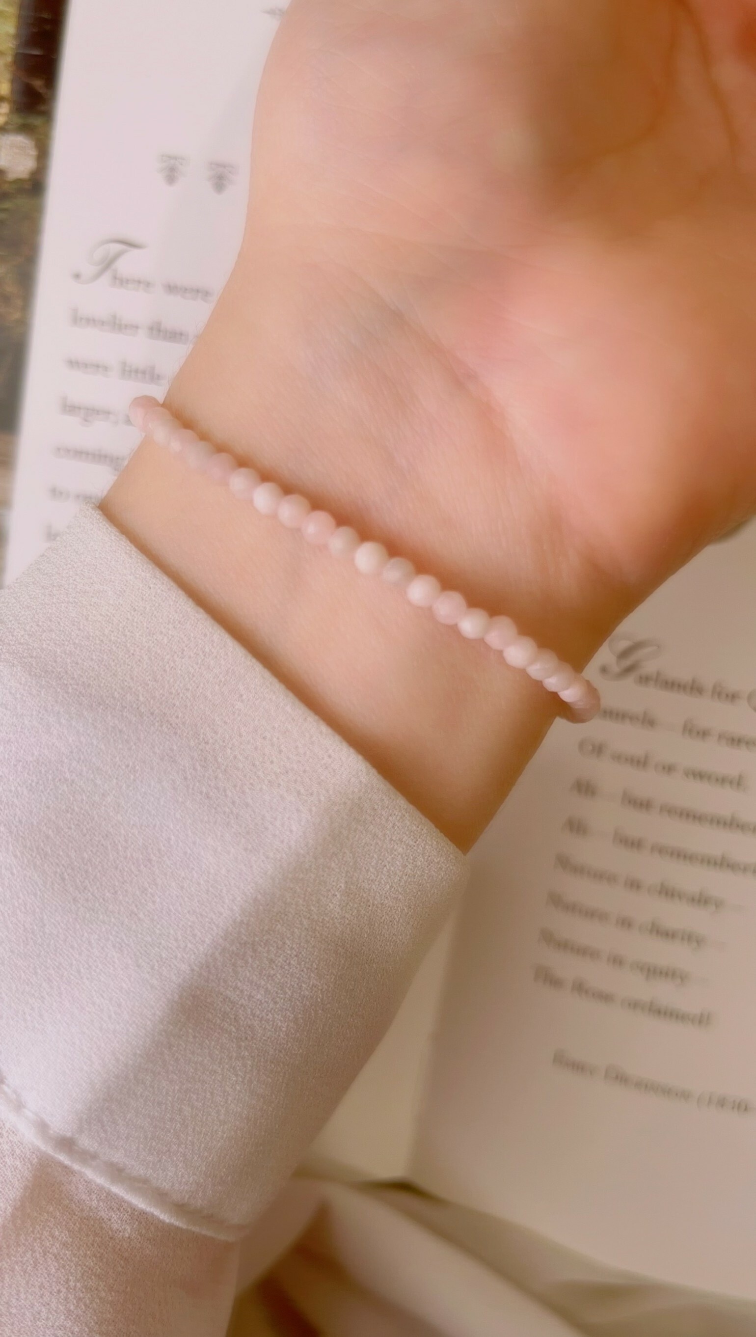 這是天然石手鍊, 由粉歐珀組成,可以帶來正桃花、人員、還有助於散發個人魅力