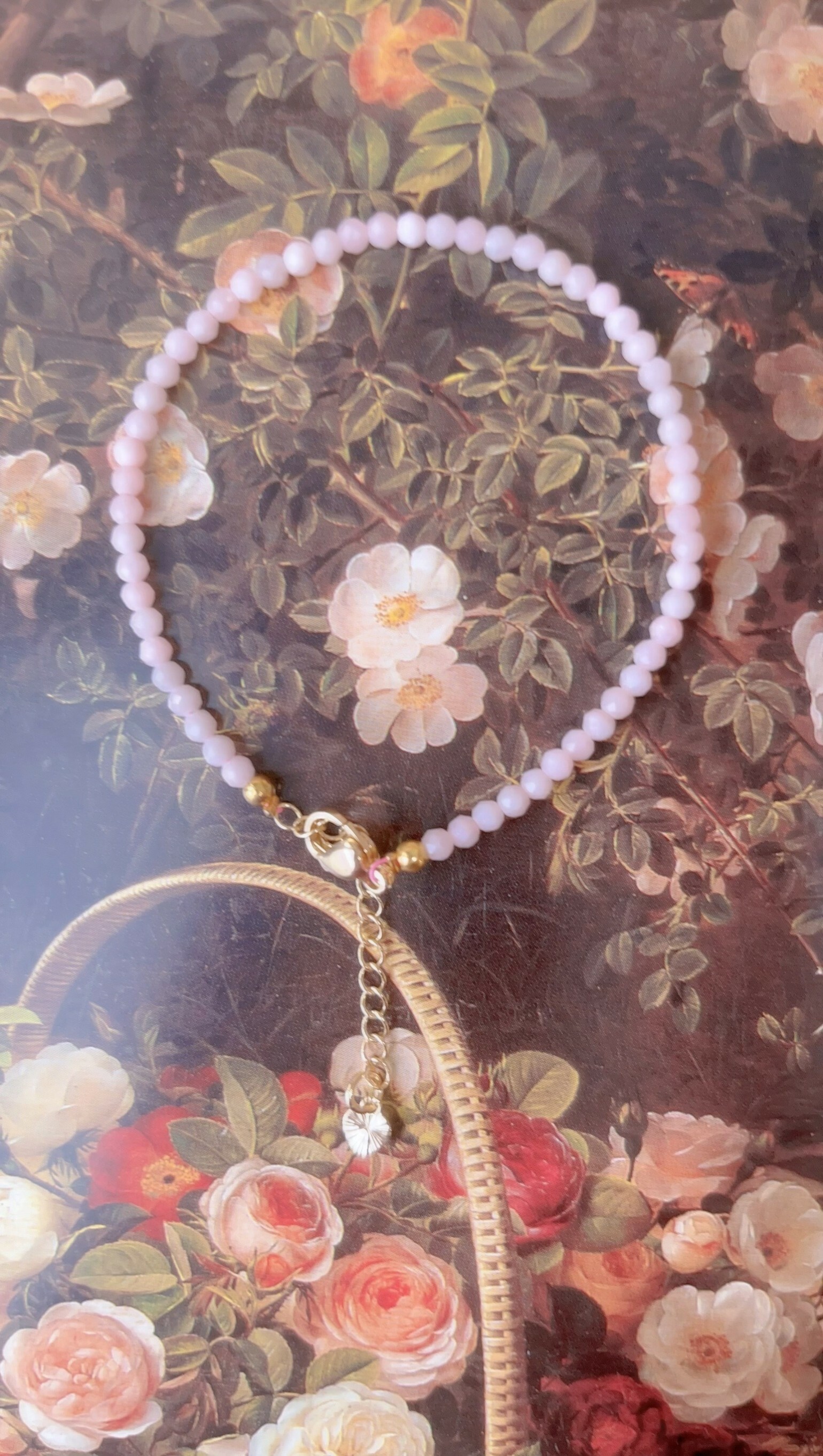 這是天然石手鍊, 由粉歐珀組成,可以帶來正桃花、人員、還有助於散發個人魅力