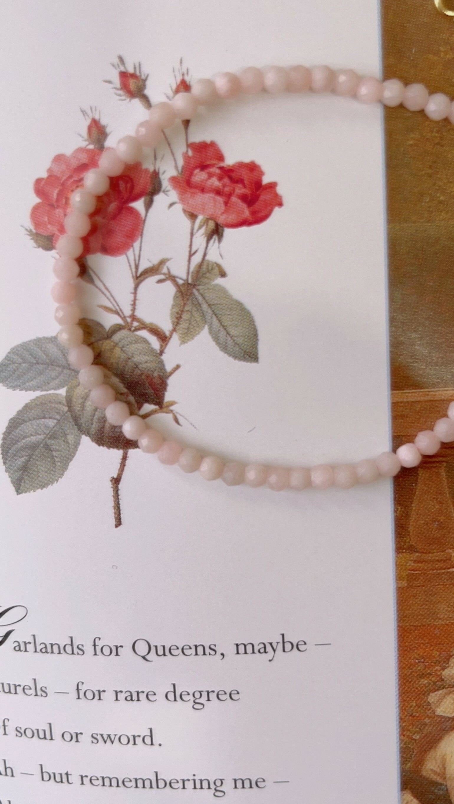 這是天然石手鍊, 由粉歐珀組成,可以帶來正桃花、人員、還有助於散發個人魅力