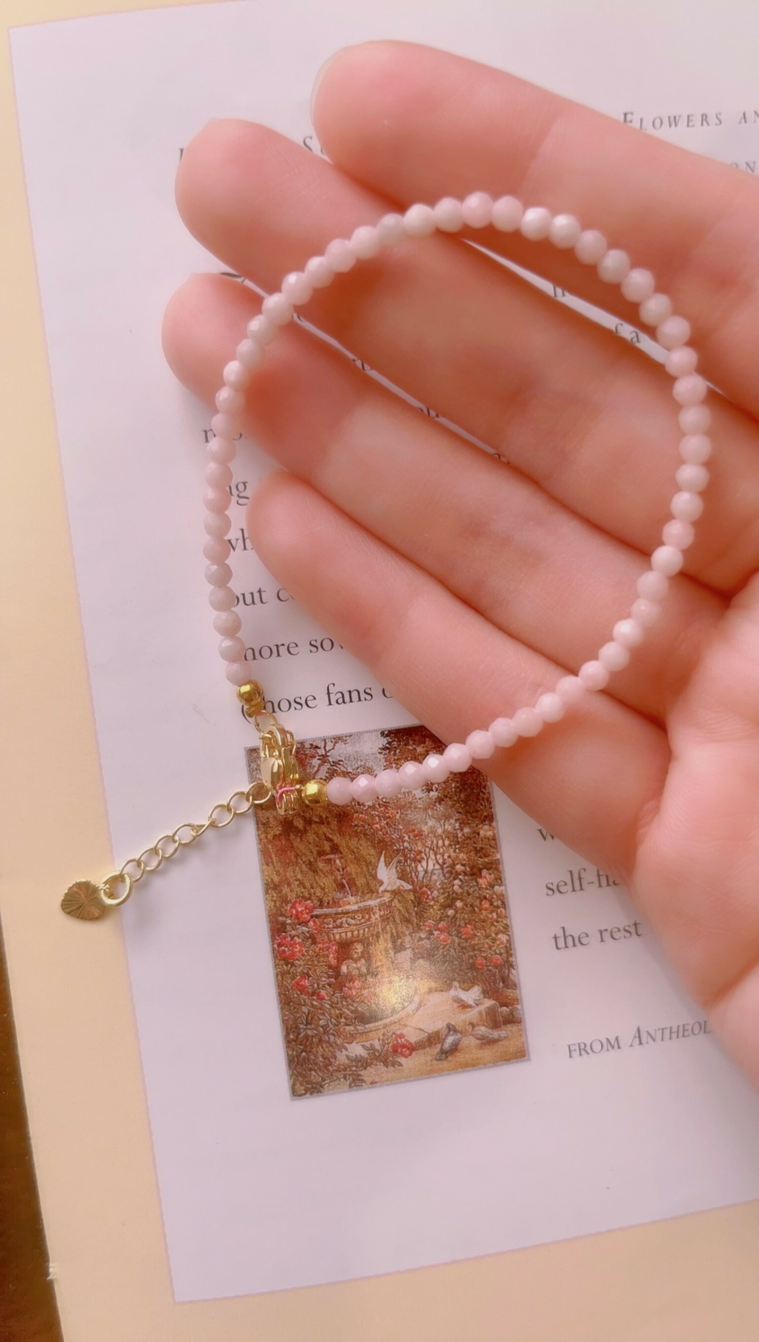 這是天然石手鍊, 由粉歐珀組成,可以帶來正桃花、人員、還有助於散發個人魅力