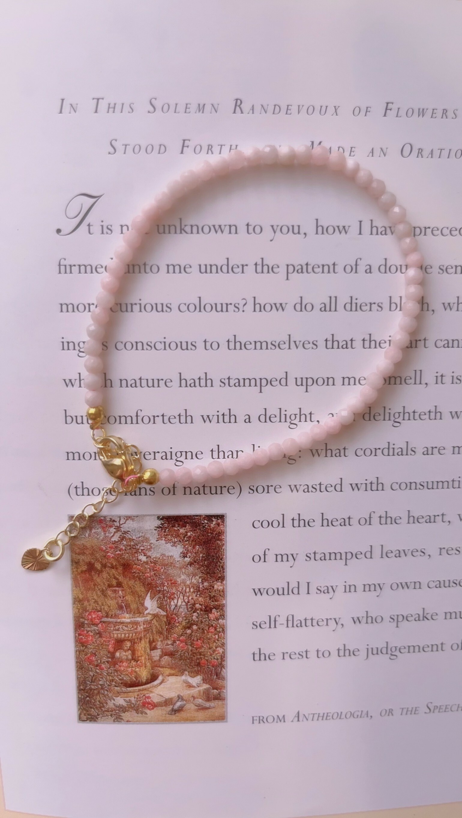 這是天然石手鍊, 由粉歐珀組成,可以帶來正桃花、人員、還有助於散發個人魅力