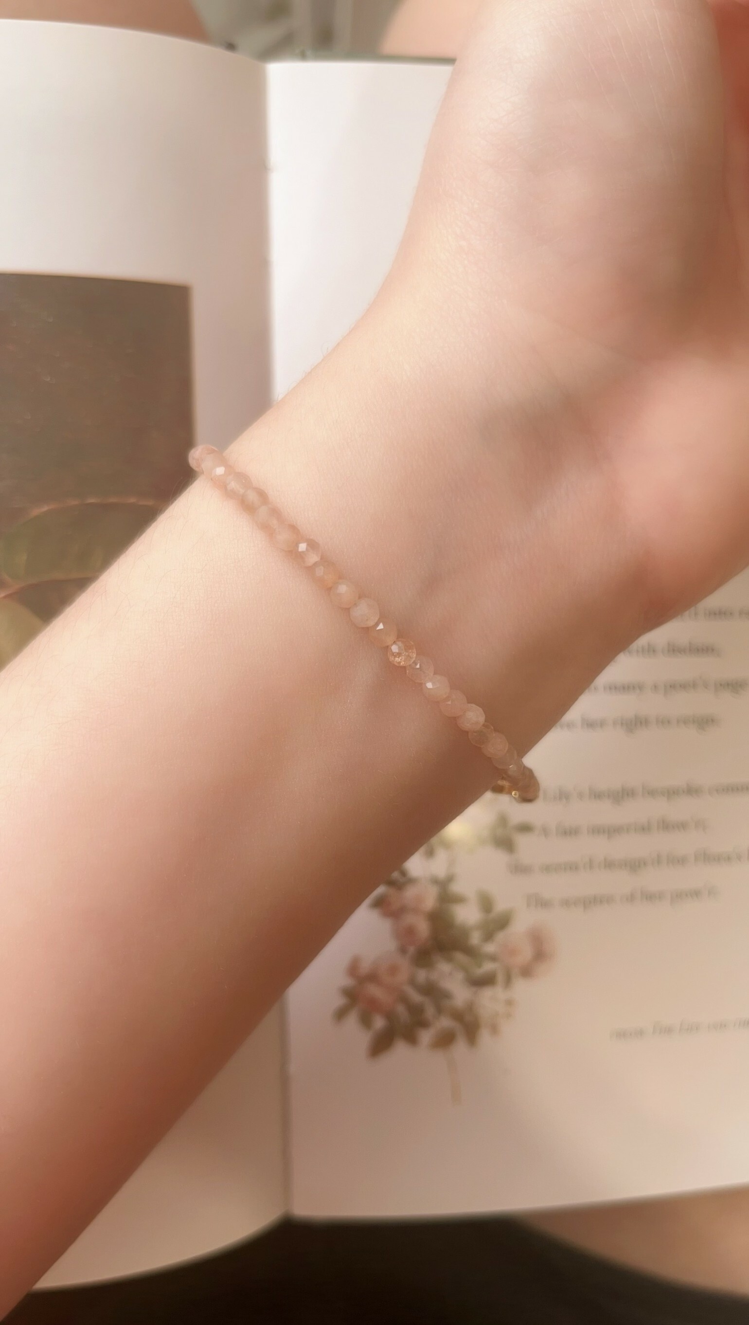 這是天然石手鍊, 由橙太陽組成,可以帶來正能量、正財運、事業運、正面積極的能量