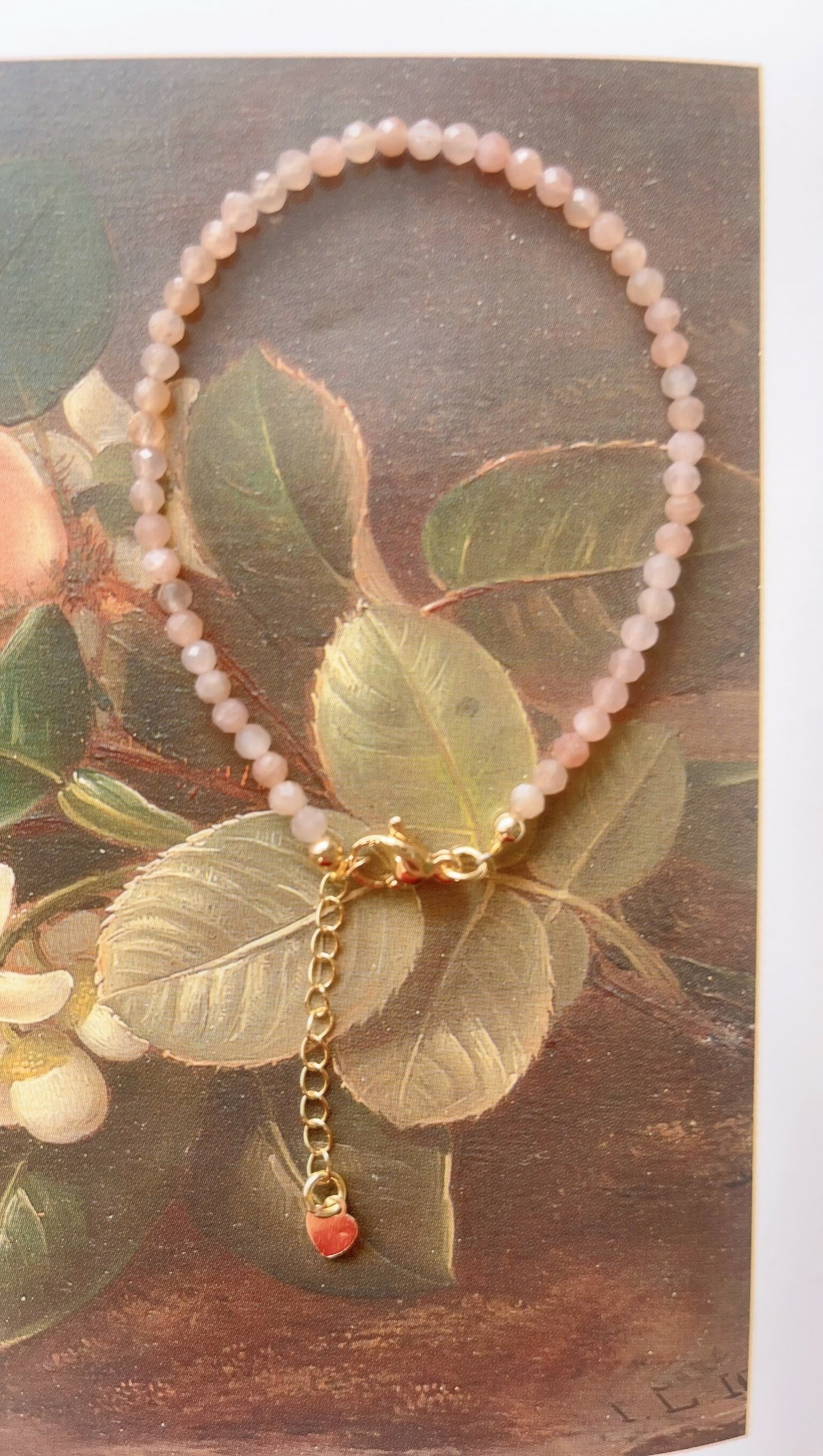 這是天然石手鍊, 由橙太陽組成,可以帶來正能量、正財運、事業運、正面積極的能量