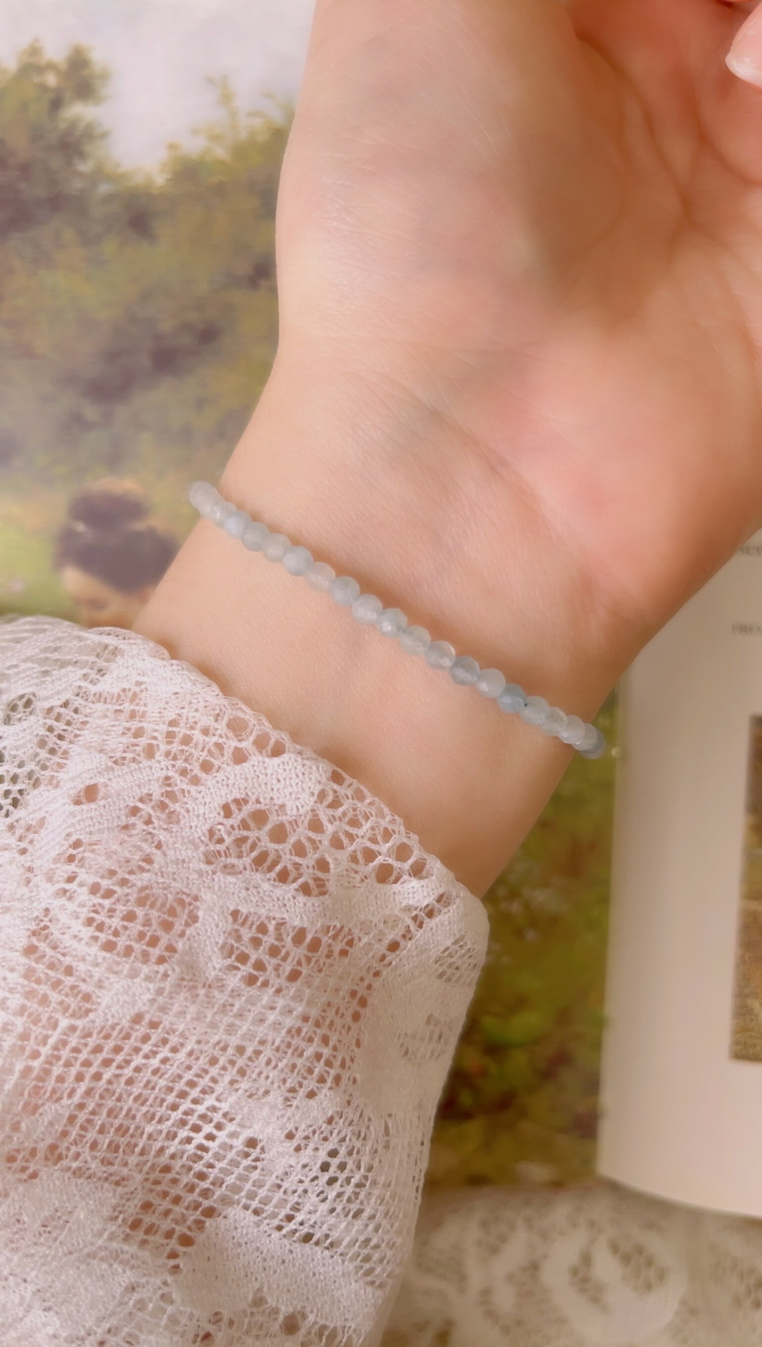 這是天然石手鍊, 由海藍寶組成,可以淨化心靈、傾聽自己內在的聲音、撫平負面情緒，具有強大的療癒能力