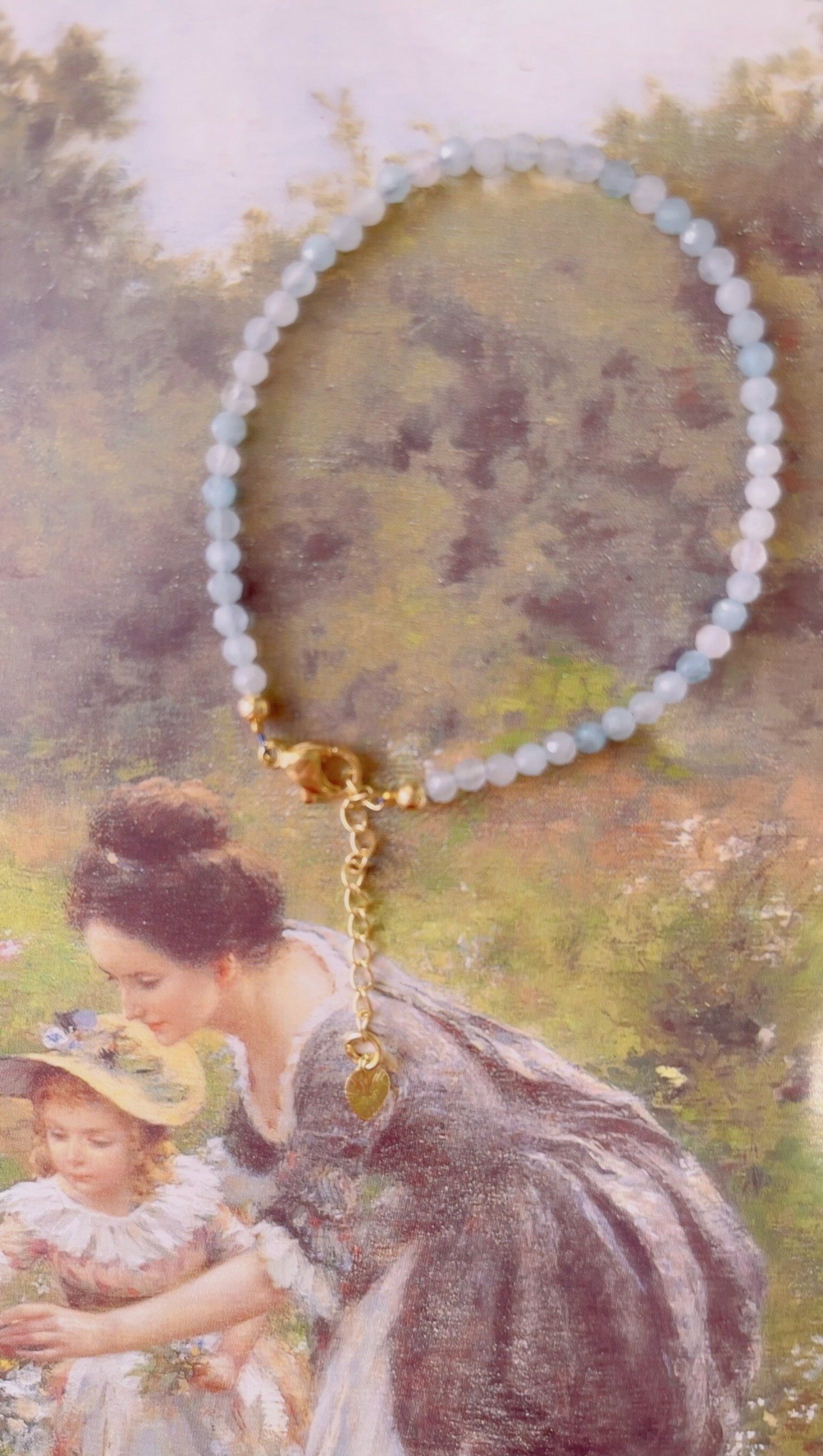 這是天然石手鍊, 由海藍寶組成,可以淨化心靈、傾聽自己內在的聲音、撫平負面情緒，具有強大的療癒能力