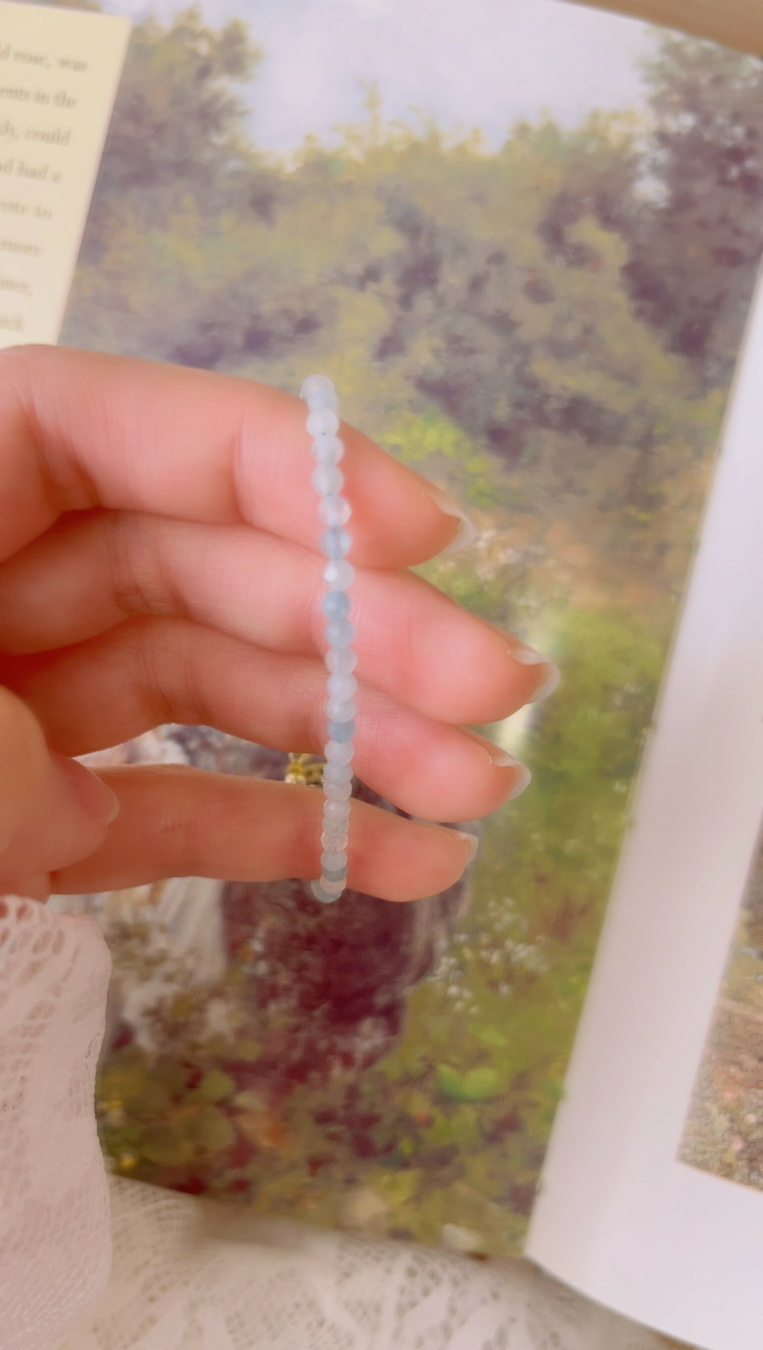 這是天然石手鍊, 由海藍寶組成,可以淨化心靈、傾聽自己內在的聲音、撫平負面情緒，具有強大的療癒能力