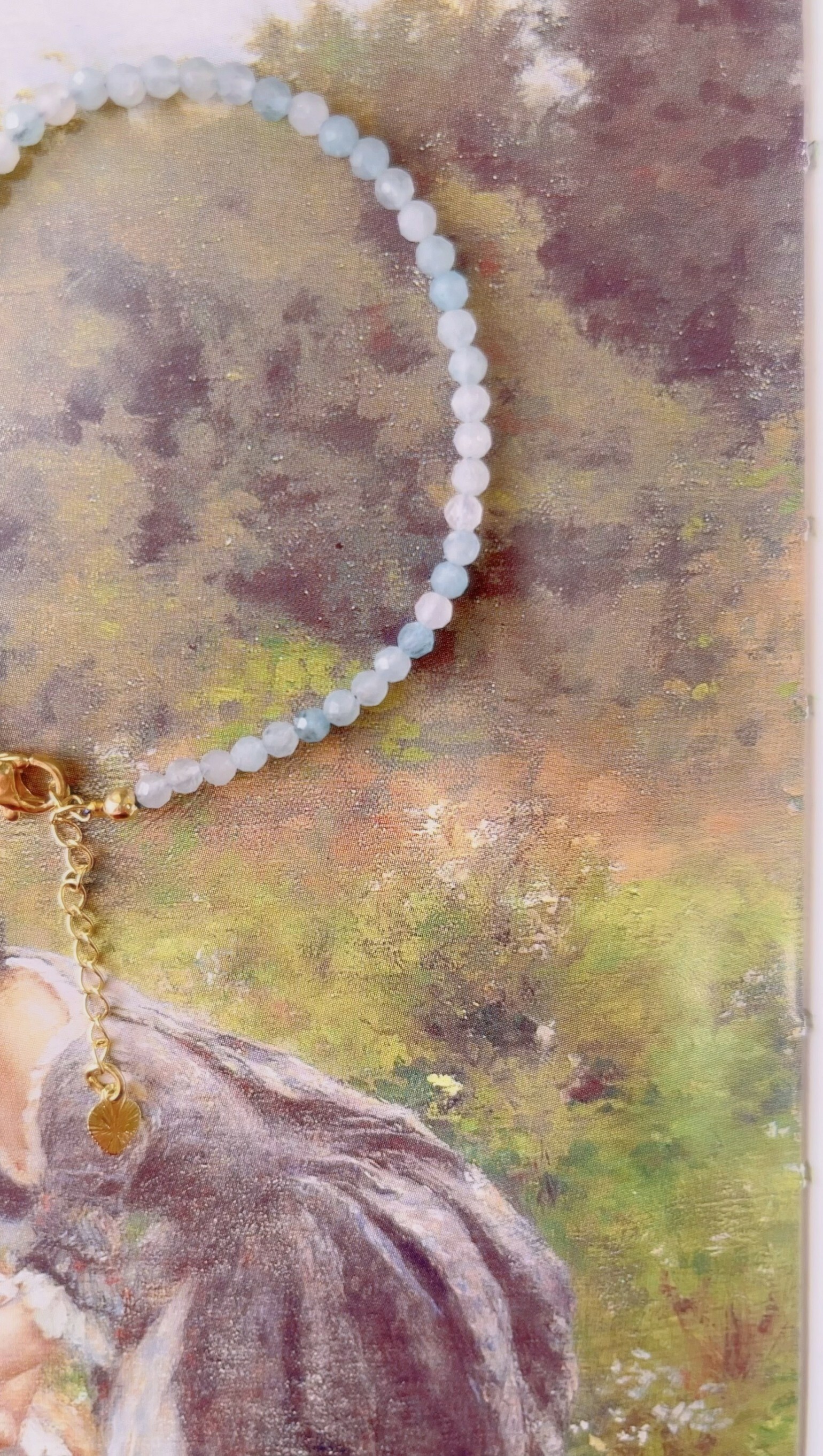 這是天然石手鍊, 由海藍寶組成,可以淨化心靈、傾聽自己內在的聲音、撫平負面情緒，具有強大的療癒能力