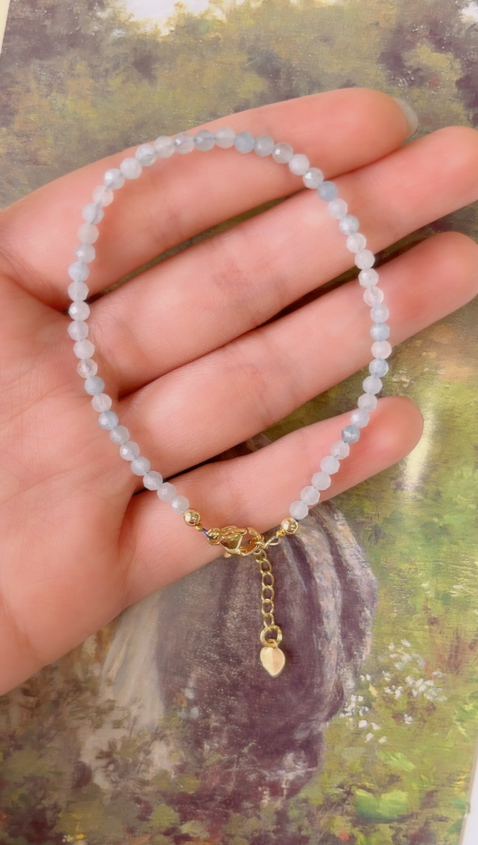 這是天然石手鍊, 由海藍寶組成,可以淨化心靈、傾聽自己內在的聲音、撫平負面情緒，具有強大的療癒能力