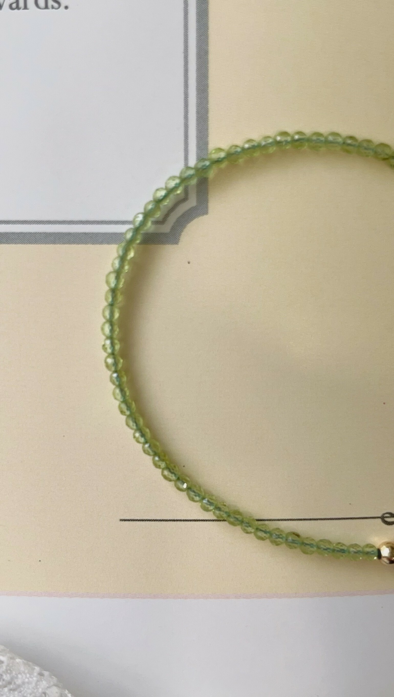 這是天然石手鍊, 由橄欖石組成, 是一種可以帶來幸運、幸福、快樂與貴人的水晶