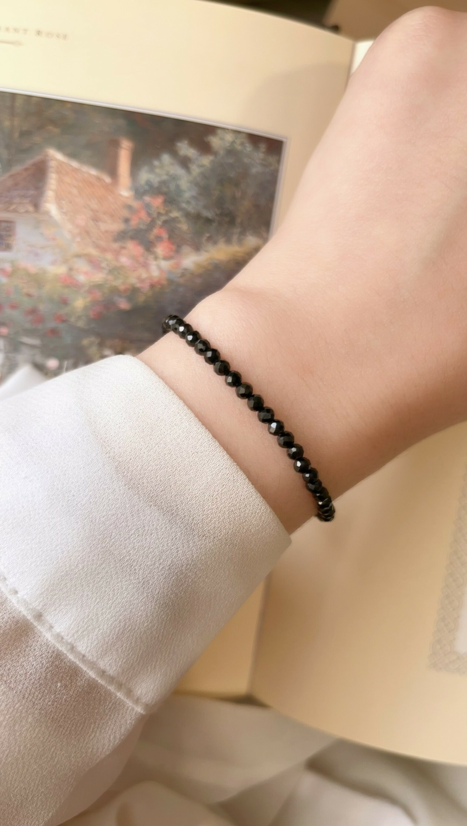 這是天然石手鍊, 由黑碧璽組成, 可以避邪、阻擋所有負能量、負面情緒、為配戴者形成一個防護罩，並能疏通阻塞的能量，改善睡眠品質