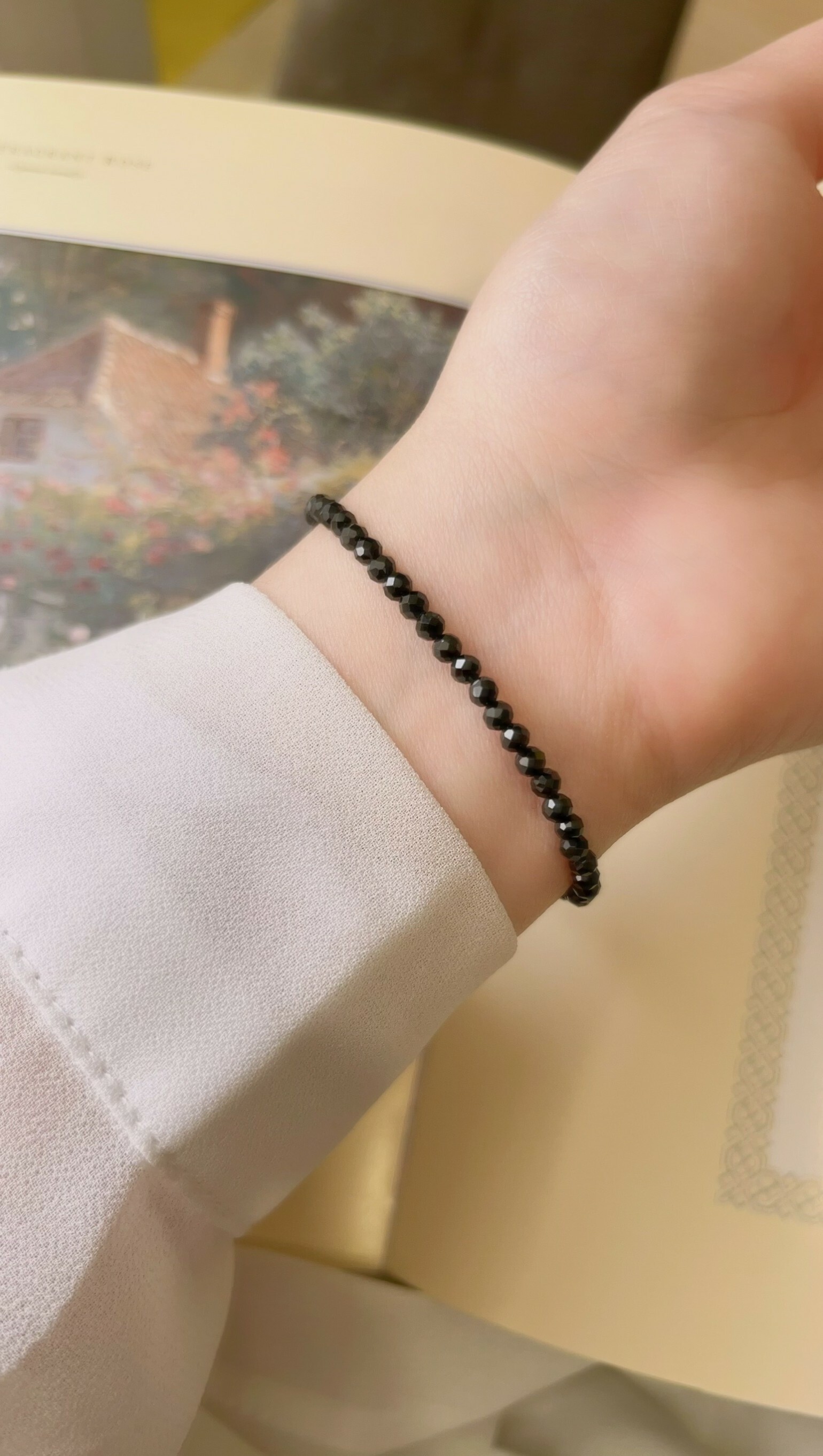 這是天然石手鍊, 由黑碧璽組成, 可以避邪、阻擋所有負能量、負面情緒、為配戴者形成一個防護罩，並能疏通阻塞的能量，改善睡眠品質