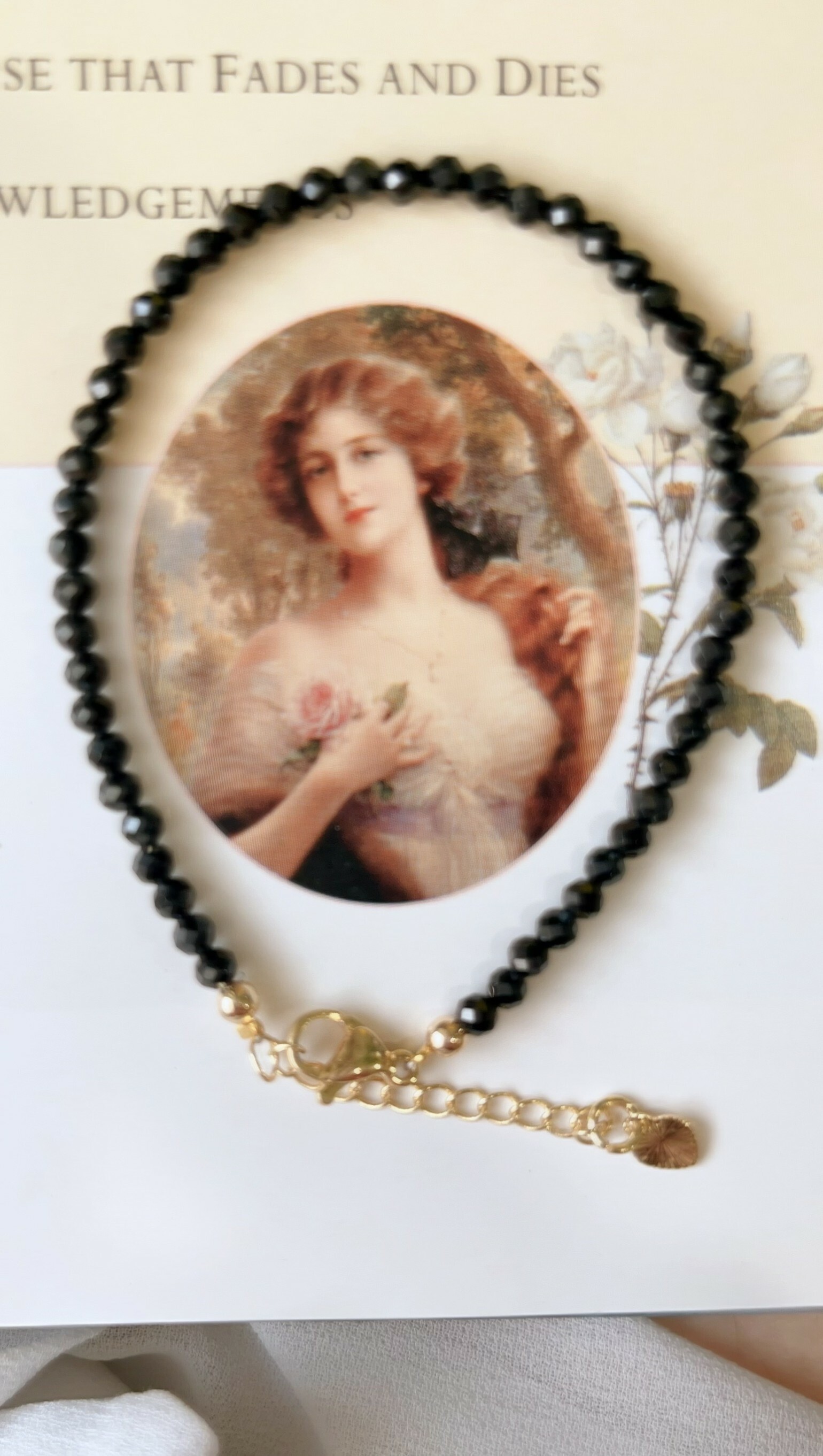 這是天然石手鍊, 由黑碧璽組成, 可以避邪、阻擋所有負能量、負面情緒、為配戴者形成一個防護罩，並能疏通阻塞的能量，改善睡眠品質