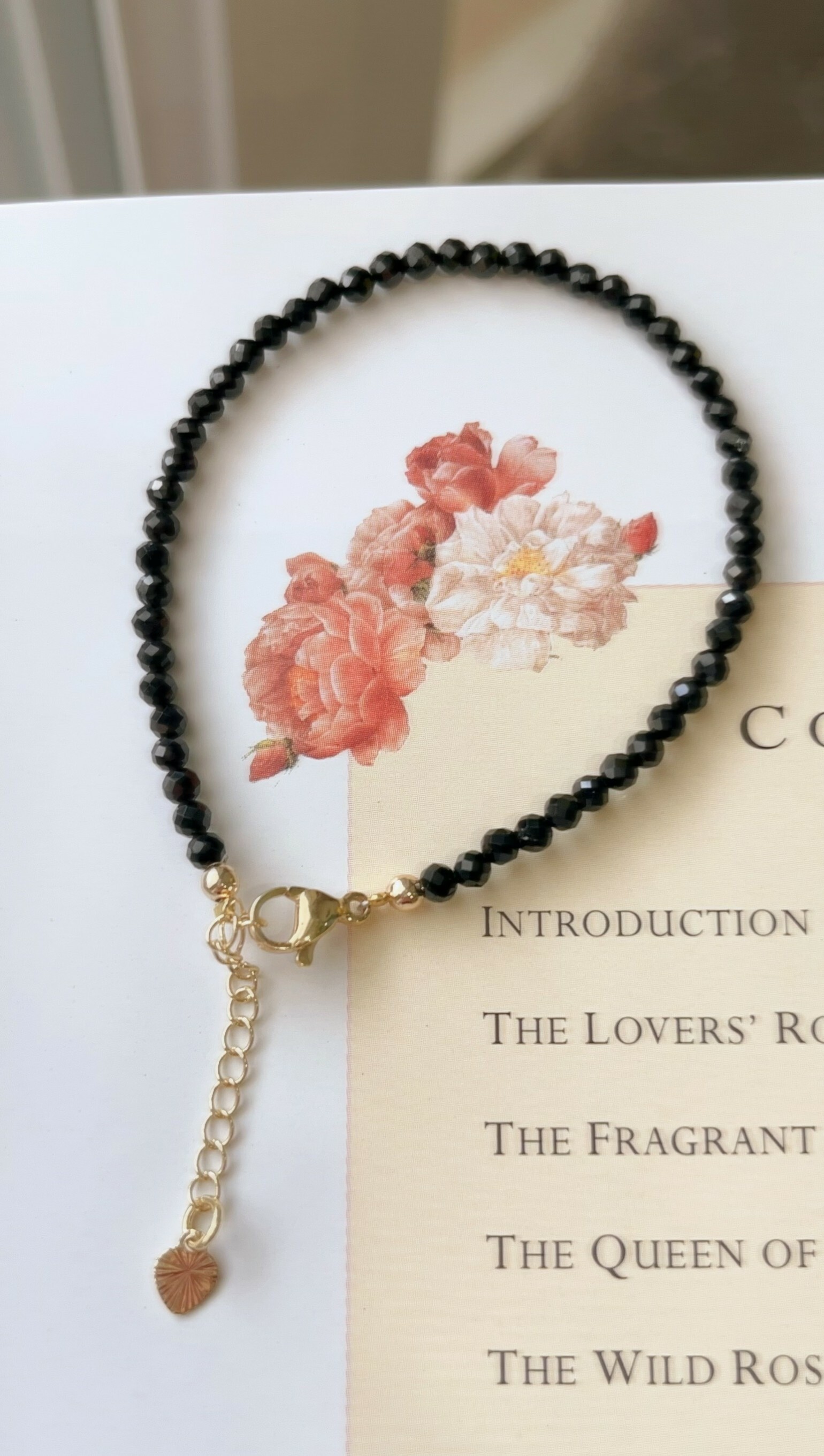 這是天然石手鍊, 由黑碧璽組成, 可以避邪、阻擋所有負能量、負面情緒、為配戴者形成一個防護罩，並能疏通阻塞的能量，改善睡眠品質