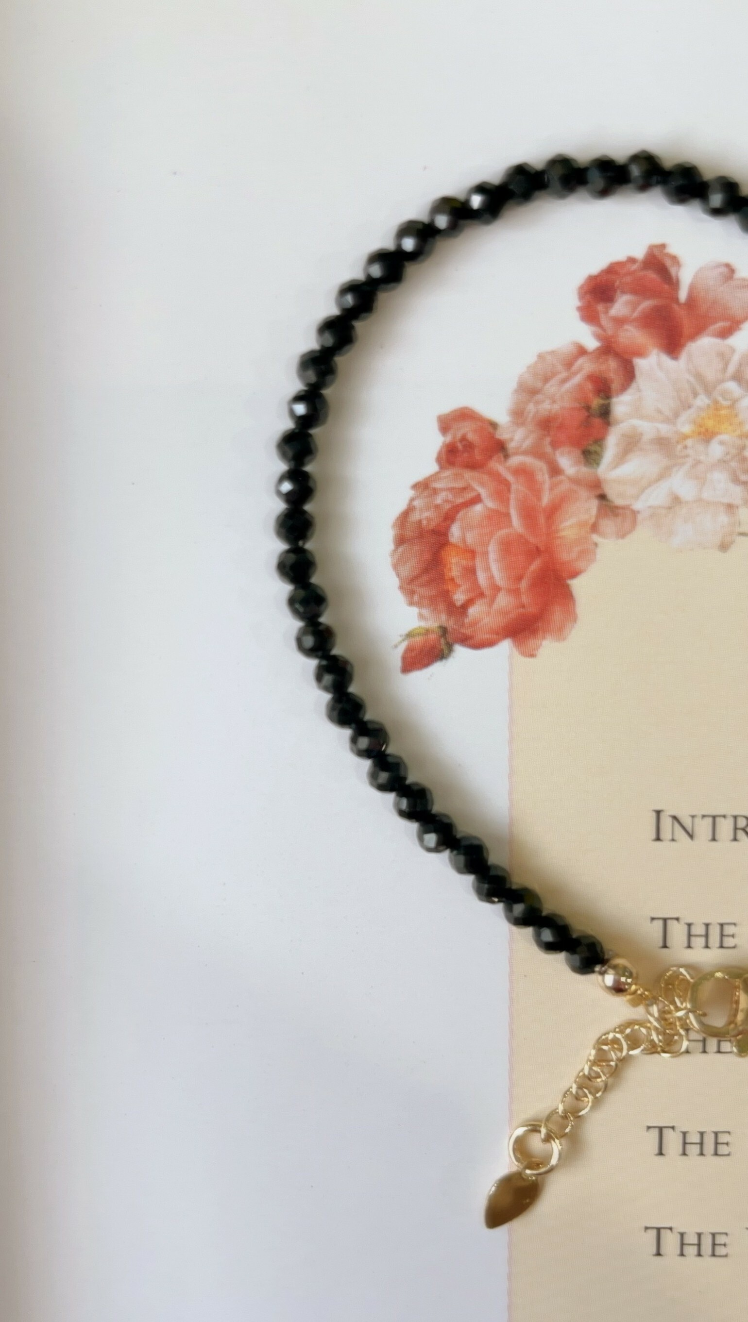 這是天然石手鍊, 由黑碧璽組成, 可以避邪、阻擋所有負能量、負面情緒、為配戴者形成一個防護罩，並能疏通阻塞的能量，改善睡眠品質