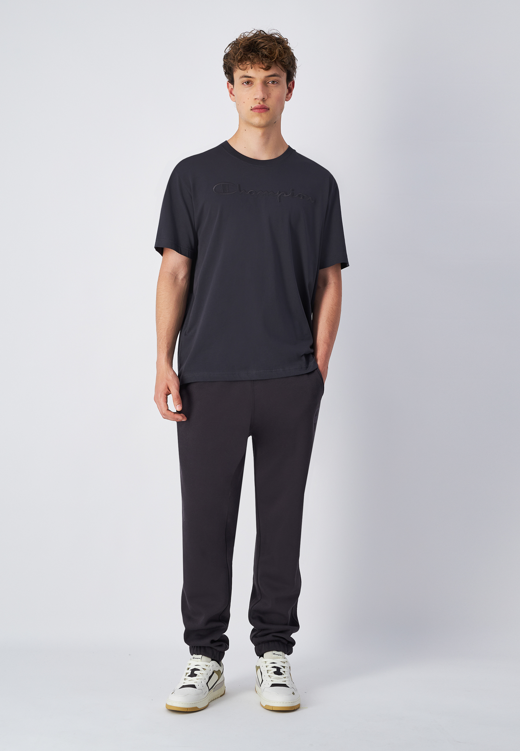 男款 經典同色刺繡 草寫LOGO素色短TEE(黑)