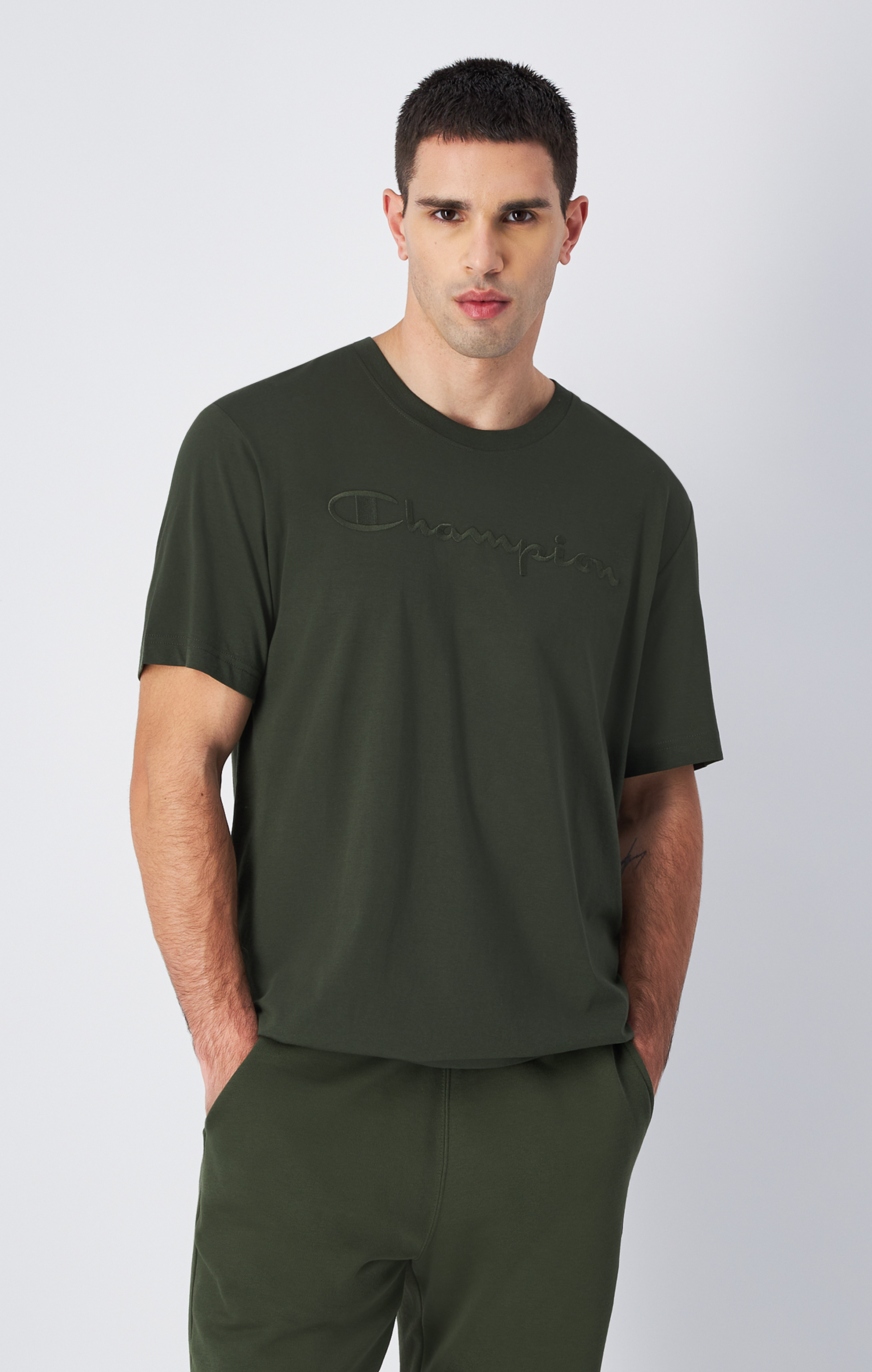 男款 經典同色刺繡 草寫LOGO素色短TEE(軍綠)