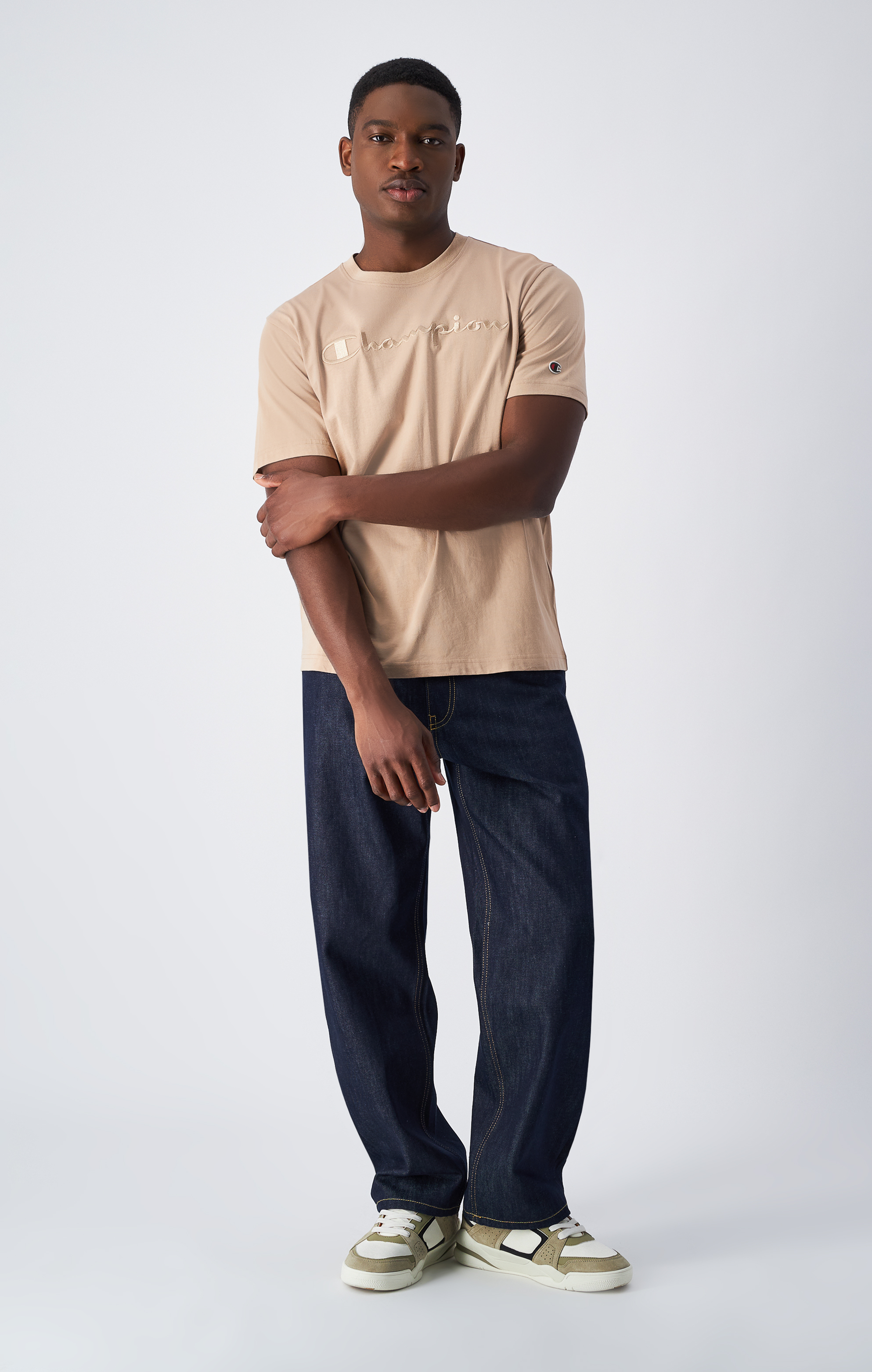 男款 經典同色刺繡 草寫LOGO素色短TEE(沙漠)