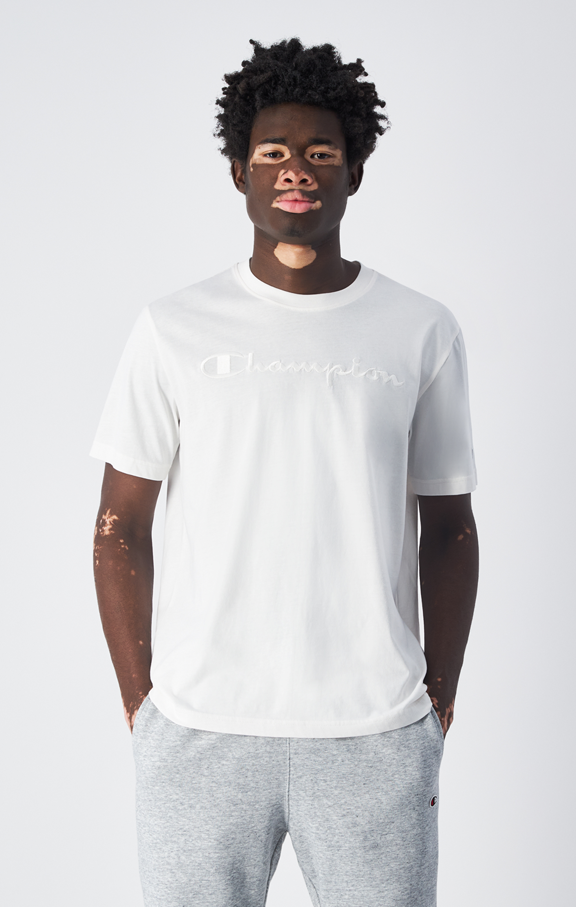 男款 經典同色刺繡 草寫LOGO素色短TEE(白)