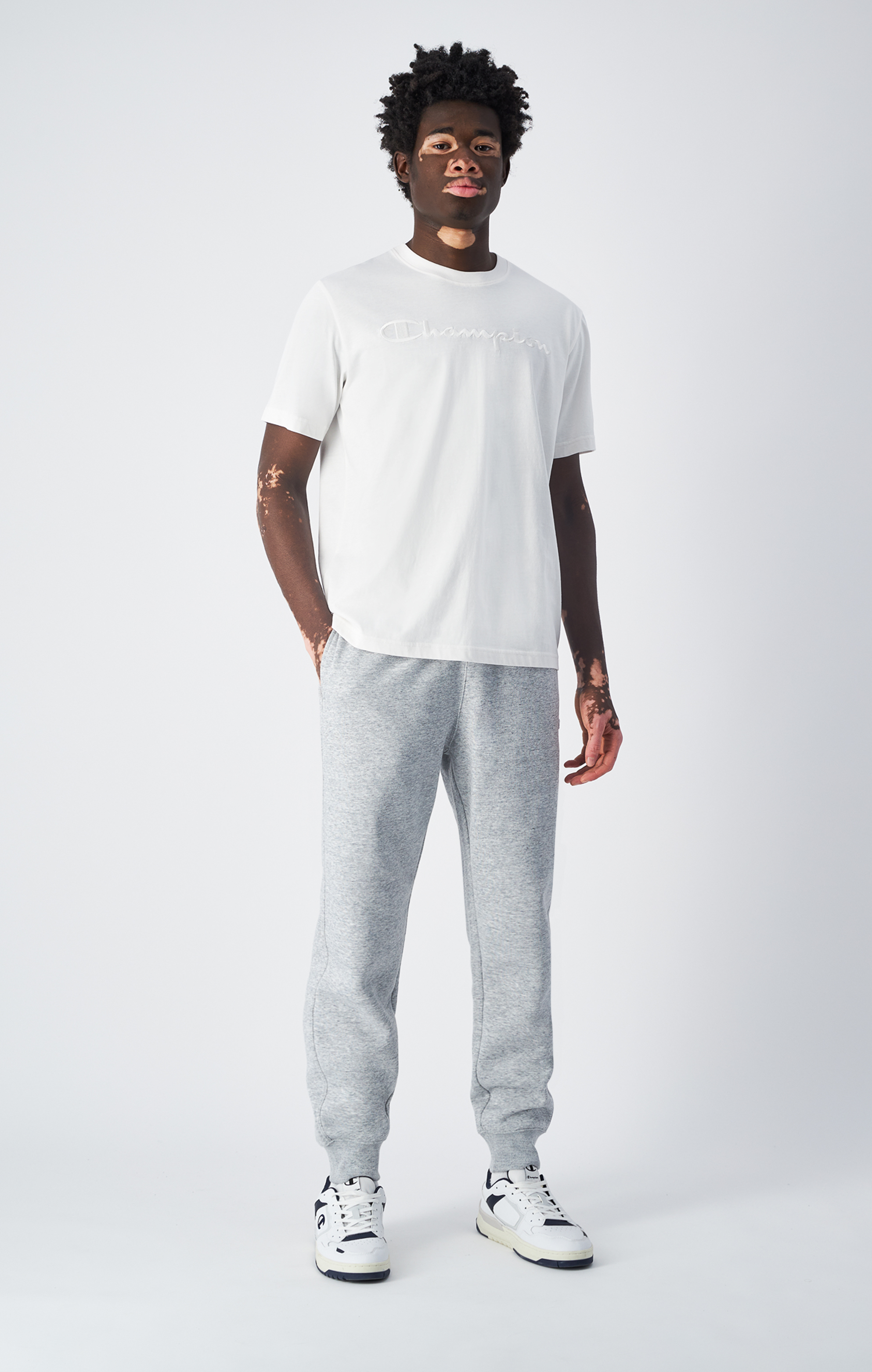 男款 經典同色刺繡 草寫LOGO素色短TEE(白)