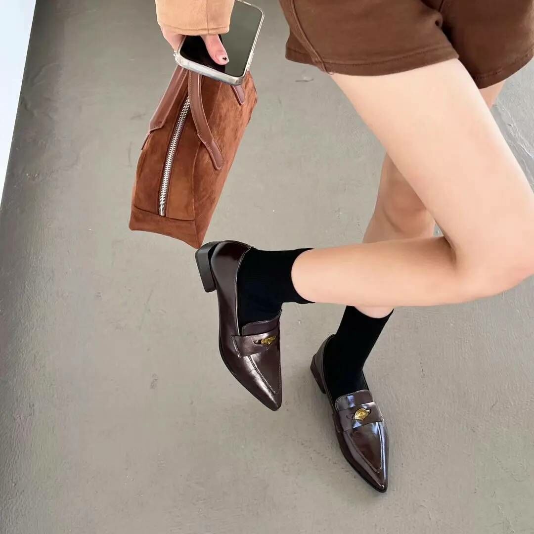 徽章尖頭小單鞋