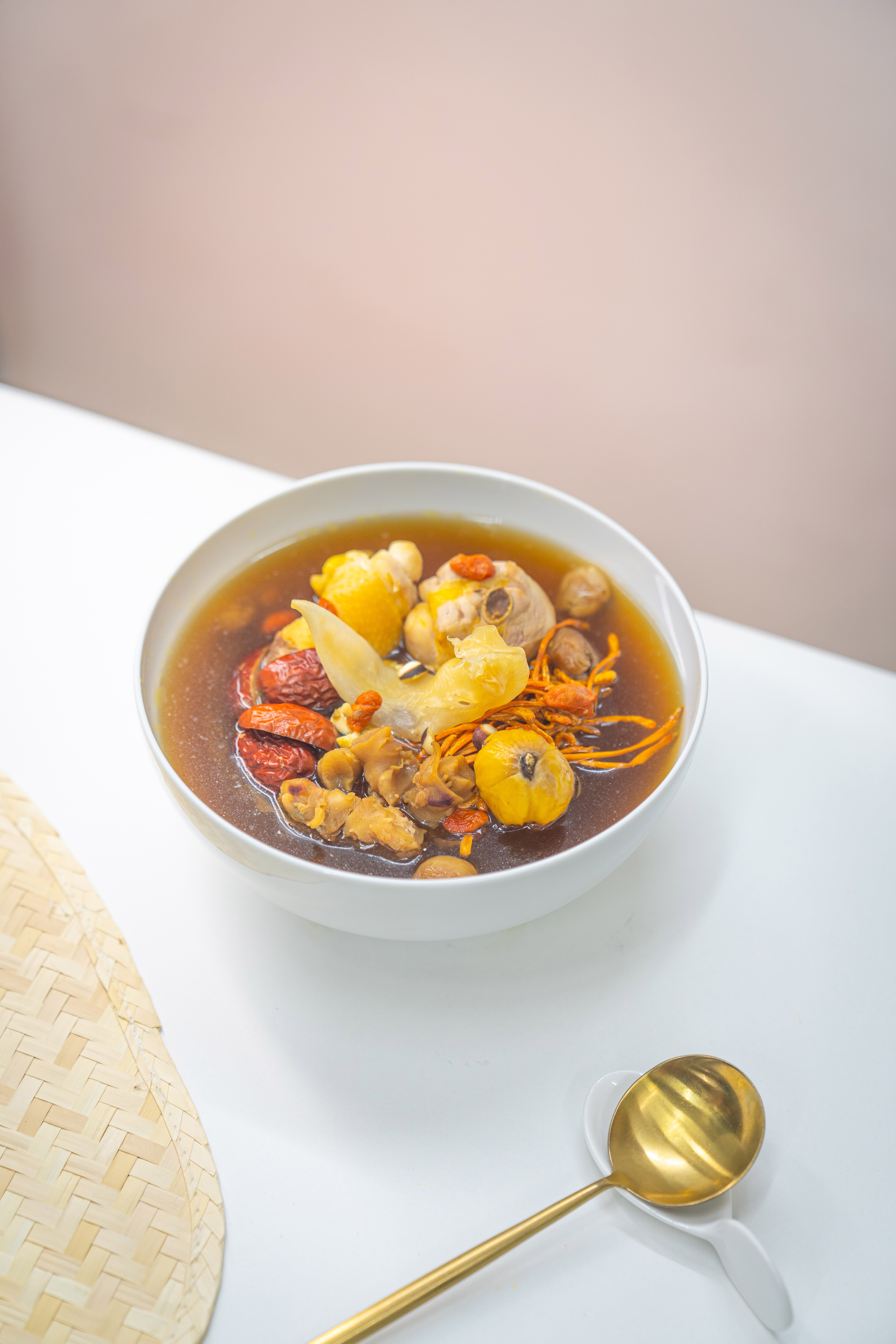 花膠蟲草花栗子燉土雞湯