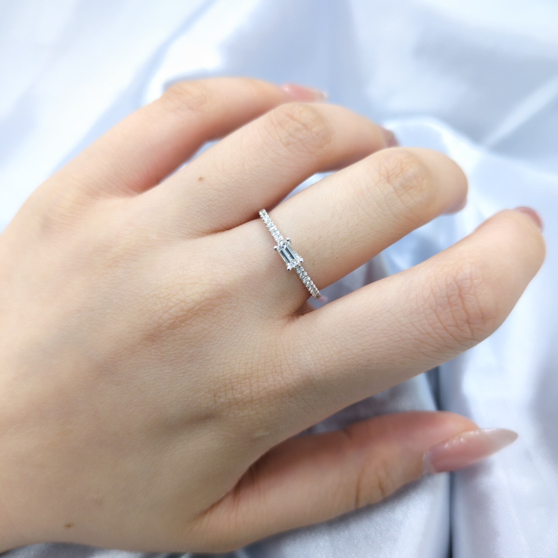 全新18K白金【單粒18份方形鑽石】配小鑽共29份鑽石戒指