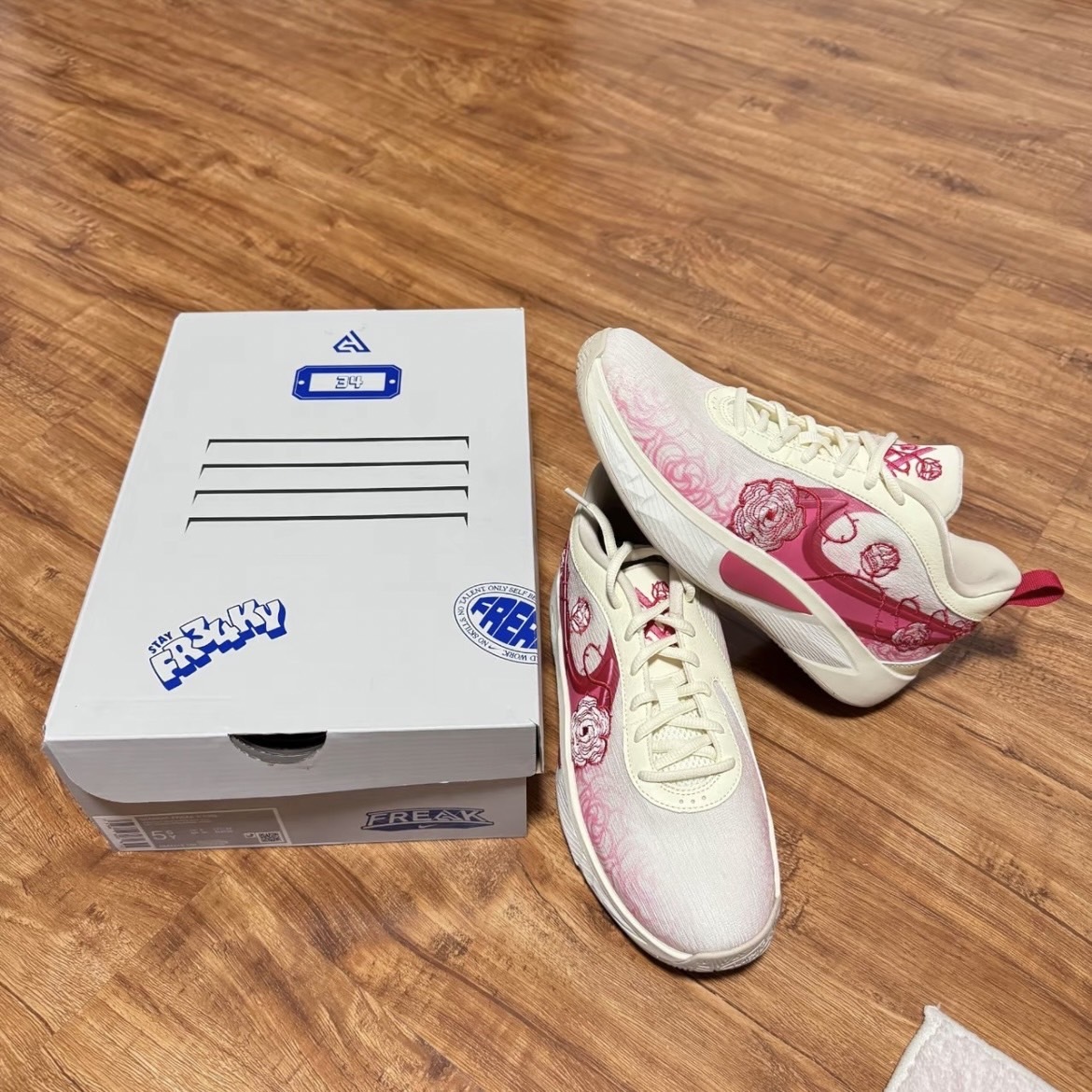 [新品] NIKE GIANNIS FREAK6 NRG EP \"ROSES\" Nike Giannis Freak 6 NRG EP Roses 男鞋字母哥玫瑰FV1294-100