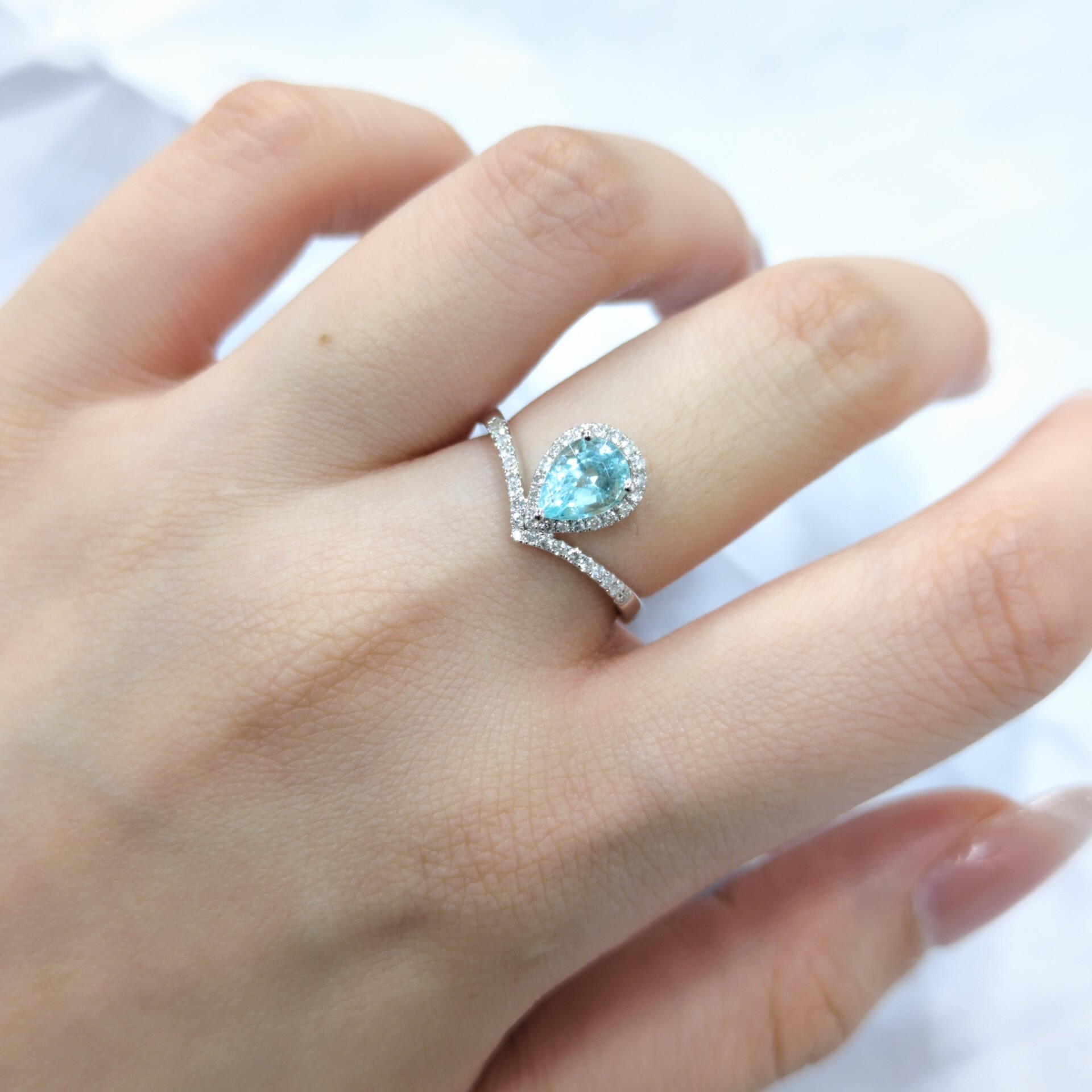 18K White Gold 0.80ct Paraiba and Diamond Ring