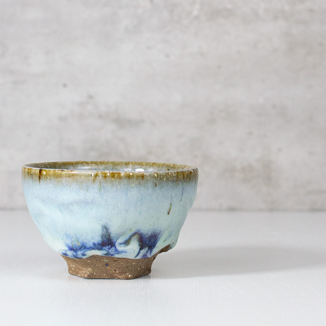 靛墨銅紋流釉敞口杯