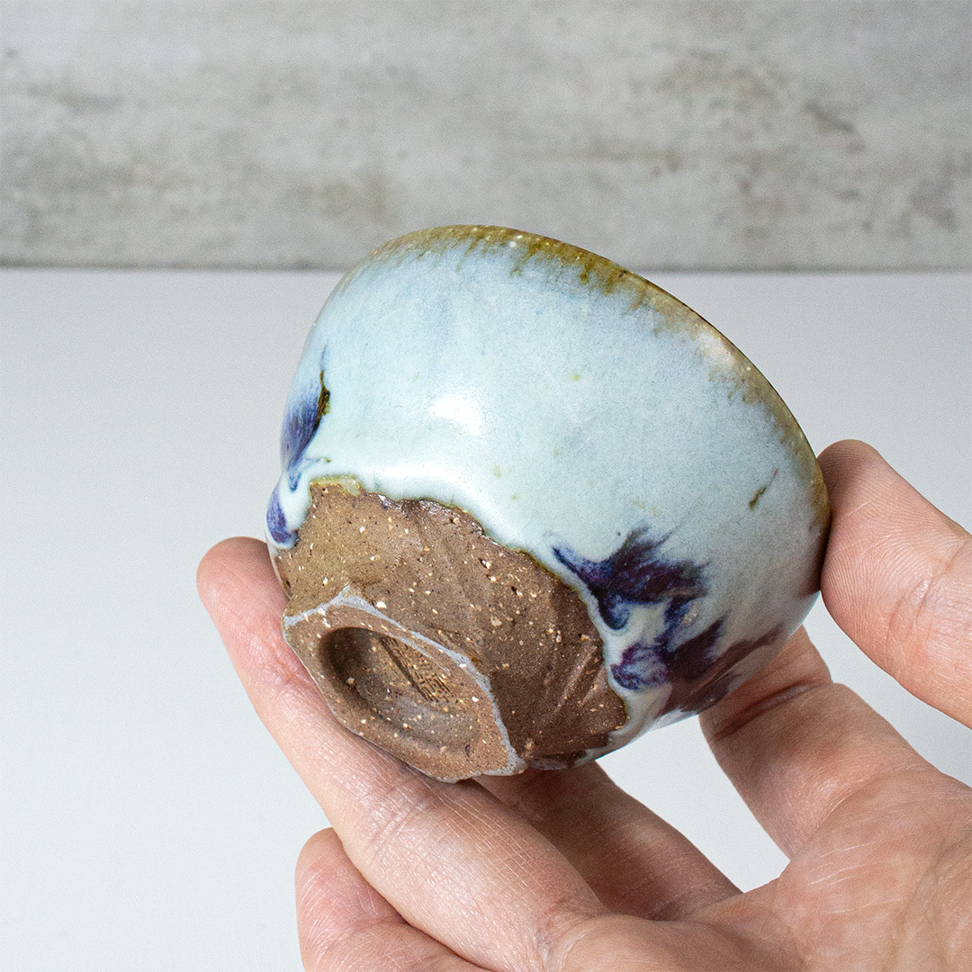 靛墨銅紋流釉敞口杯