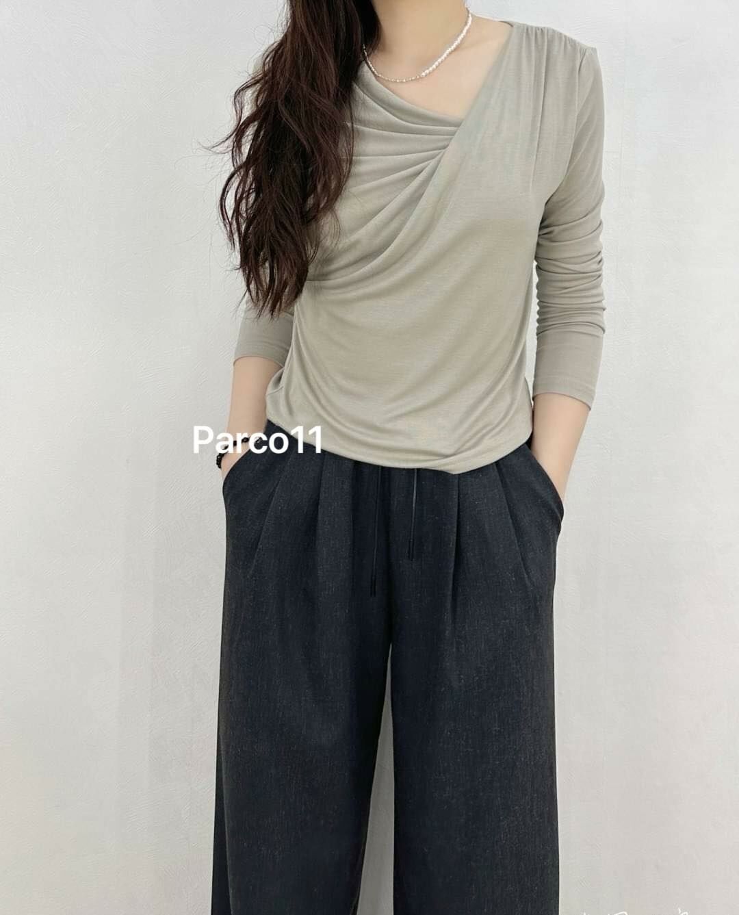 【顯瘦修身的V領抓皺上衣】（現貨 )