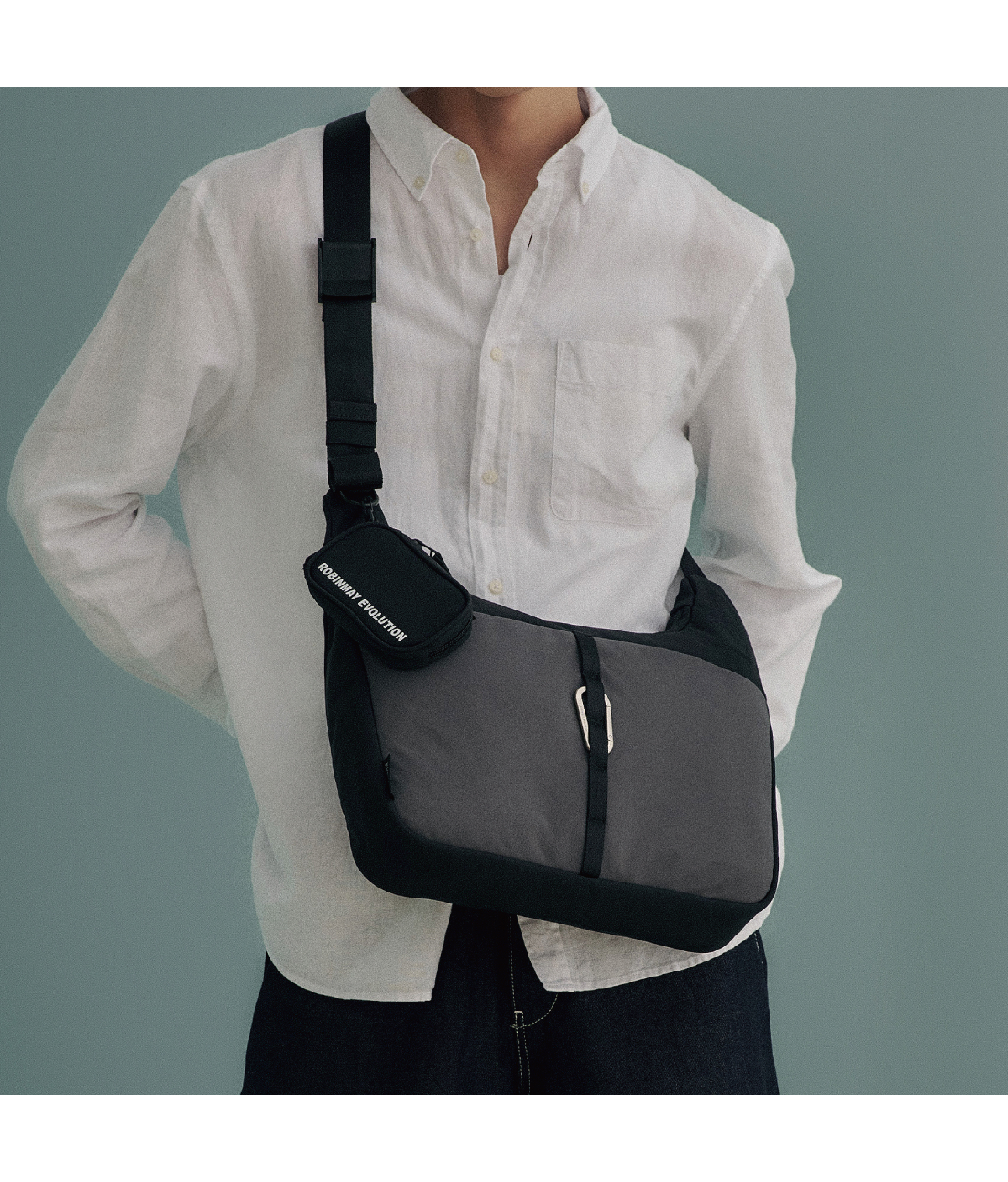 模特身穿白色襯衫及牛仔褲搭配黑色的NOVA肩背包