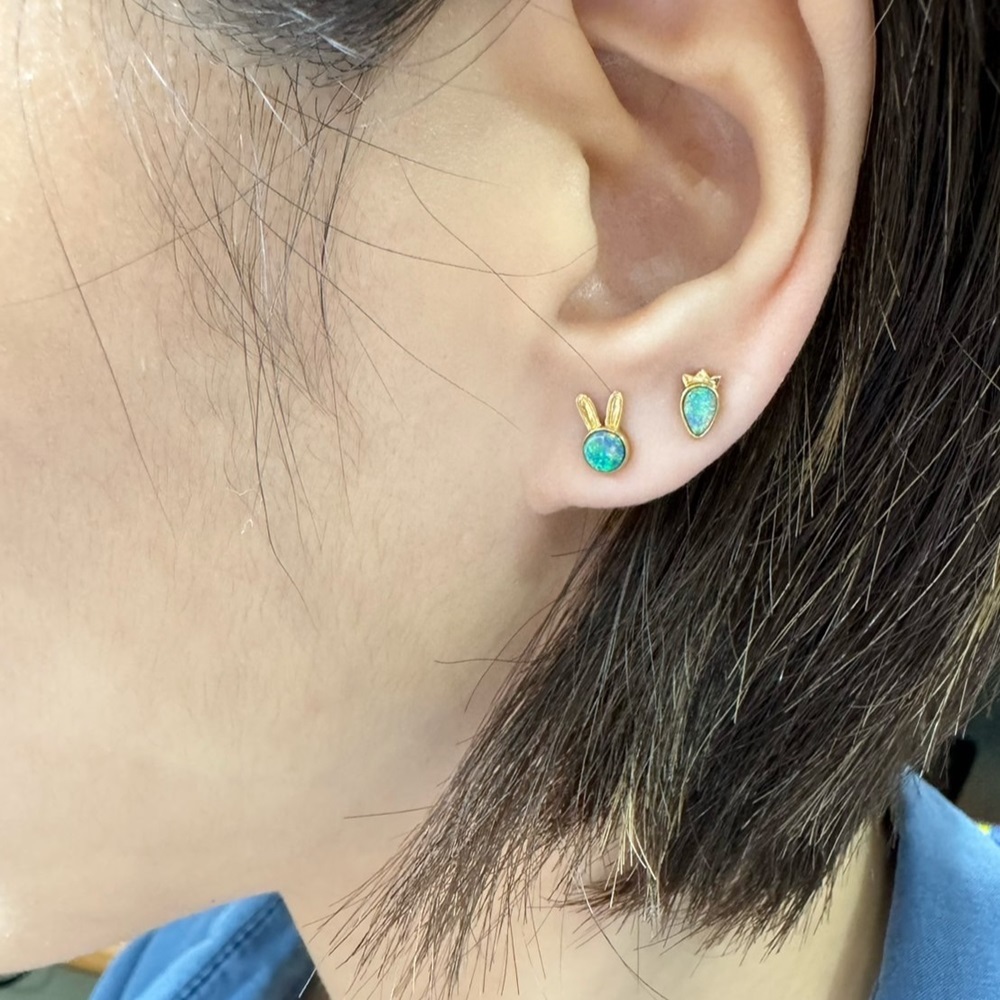 【me.luxe】K18小兔蘿蔔蛋白石耳環