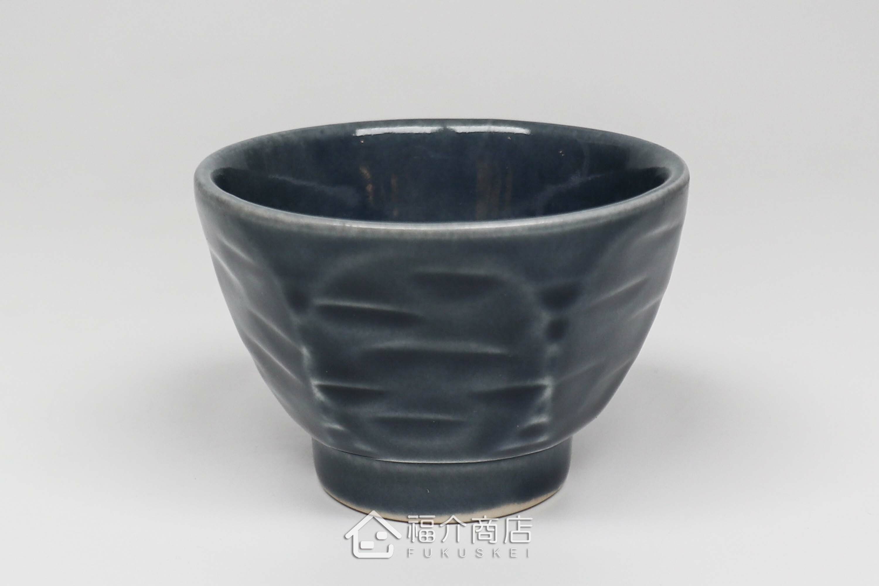 可以盛裝清酒或飲料的八角造型藍色小酒杯