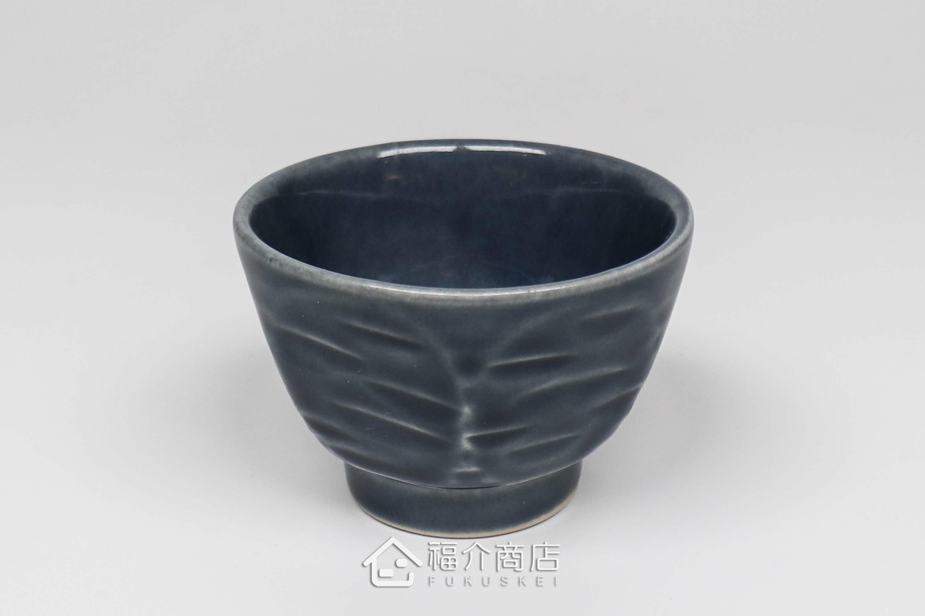 可以盛裝清酒或飲料的八角造型藍色小酒杯