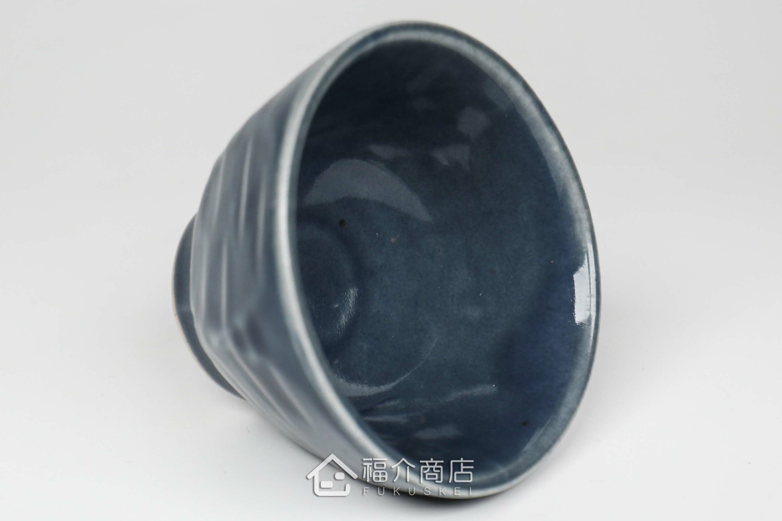 可以盛裝清酒或飲料的八角造型藍色小酒杯