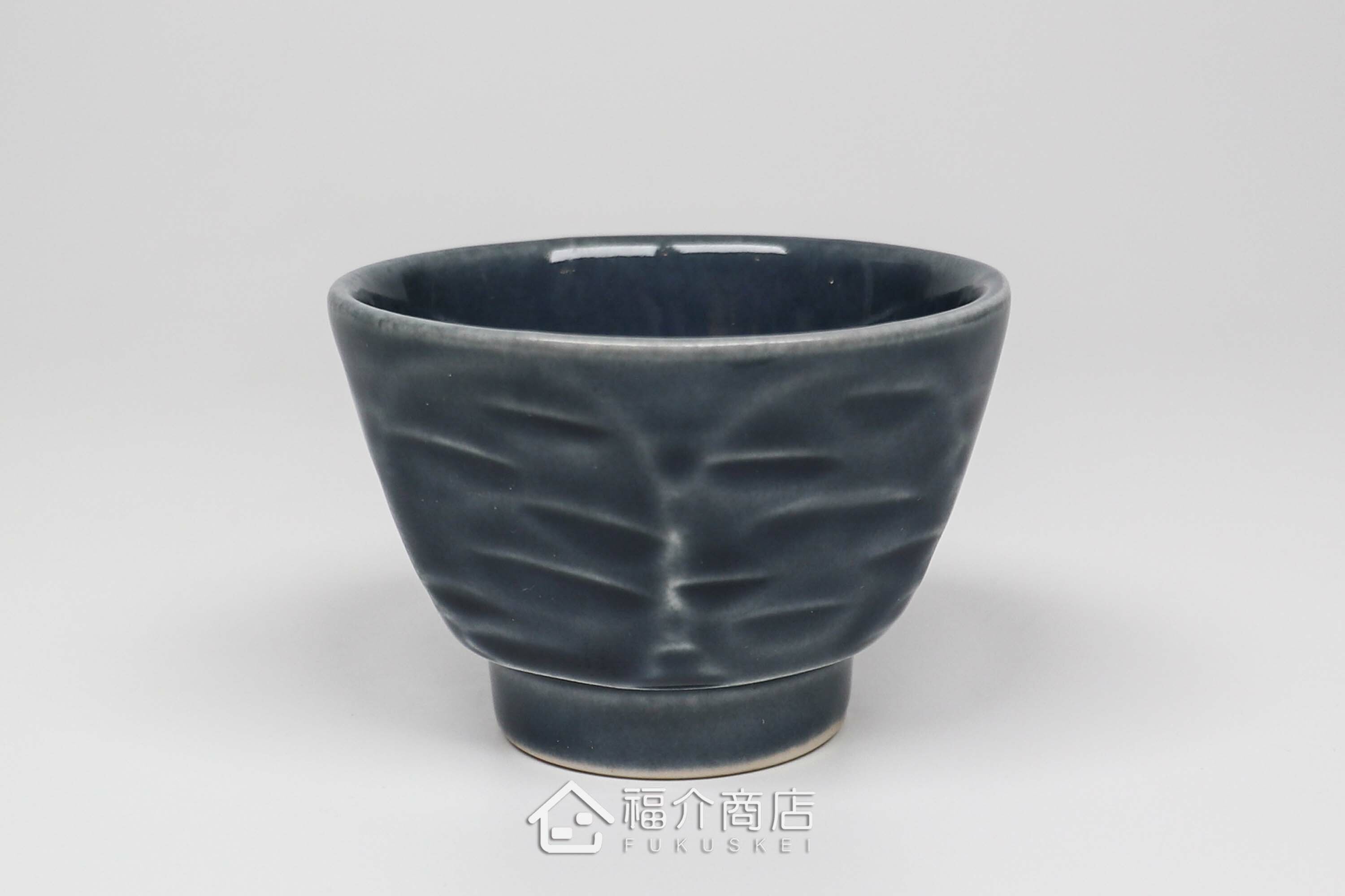 可以盛裝清酒或飲料的八角造型藍色小酒杯