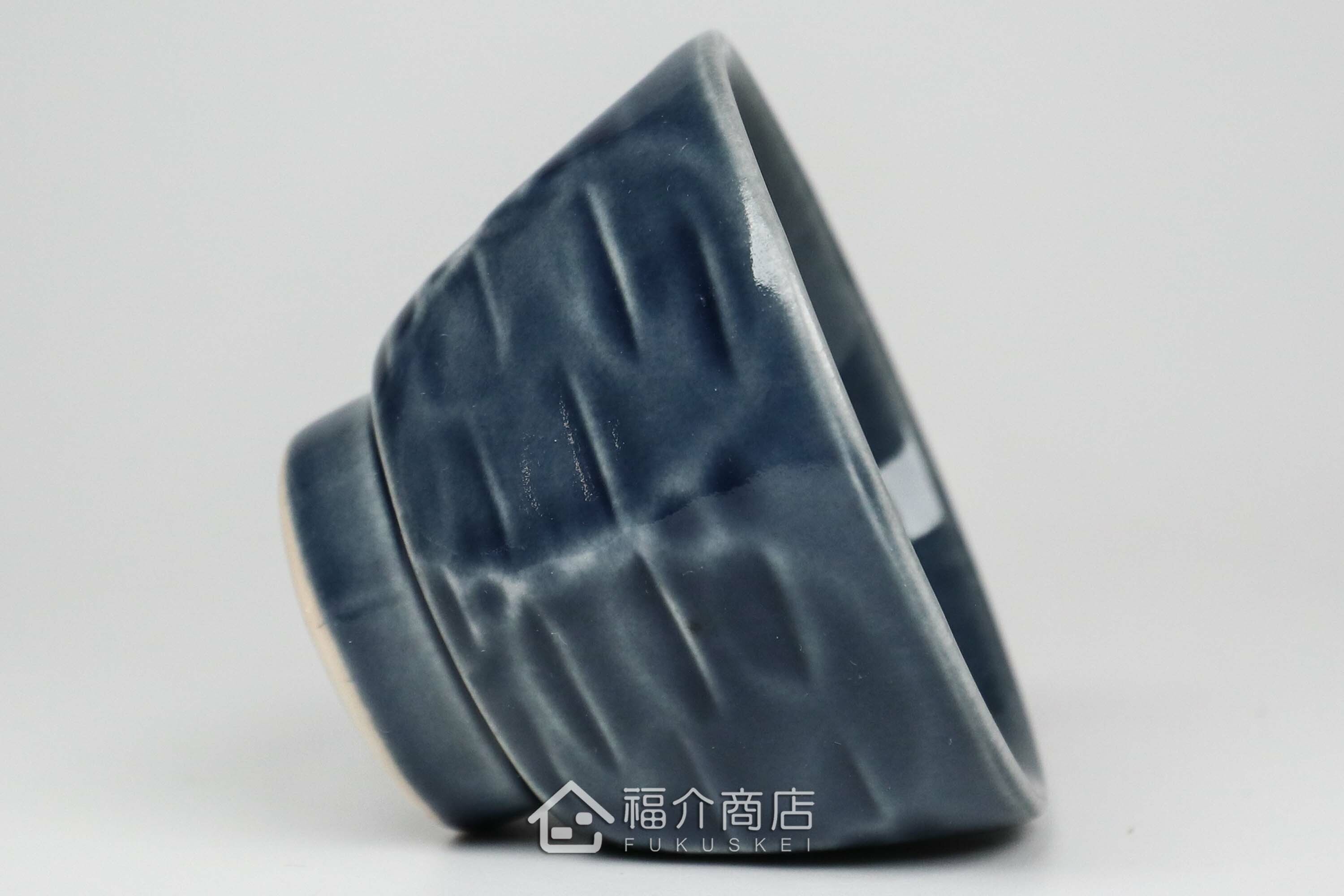 可以盛裝清酒或飲料的八角造型藍色小酒杯