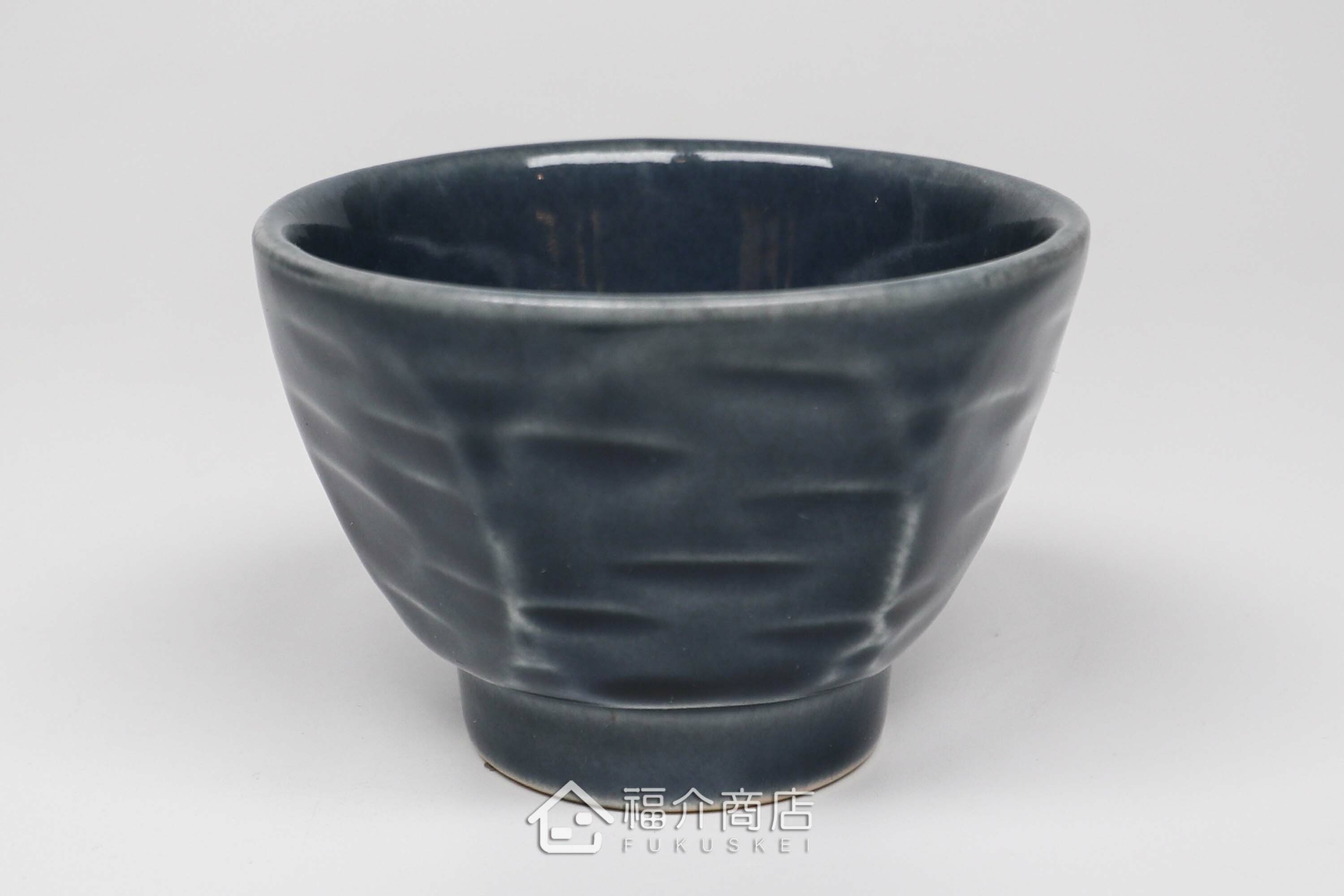 可以盛裝清酒或飲料的八角造型藍色小酒杯