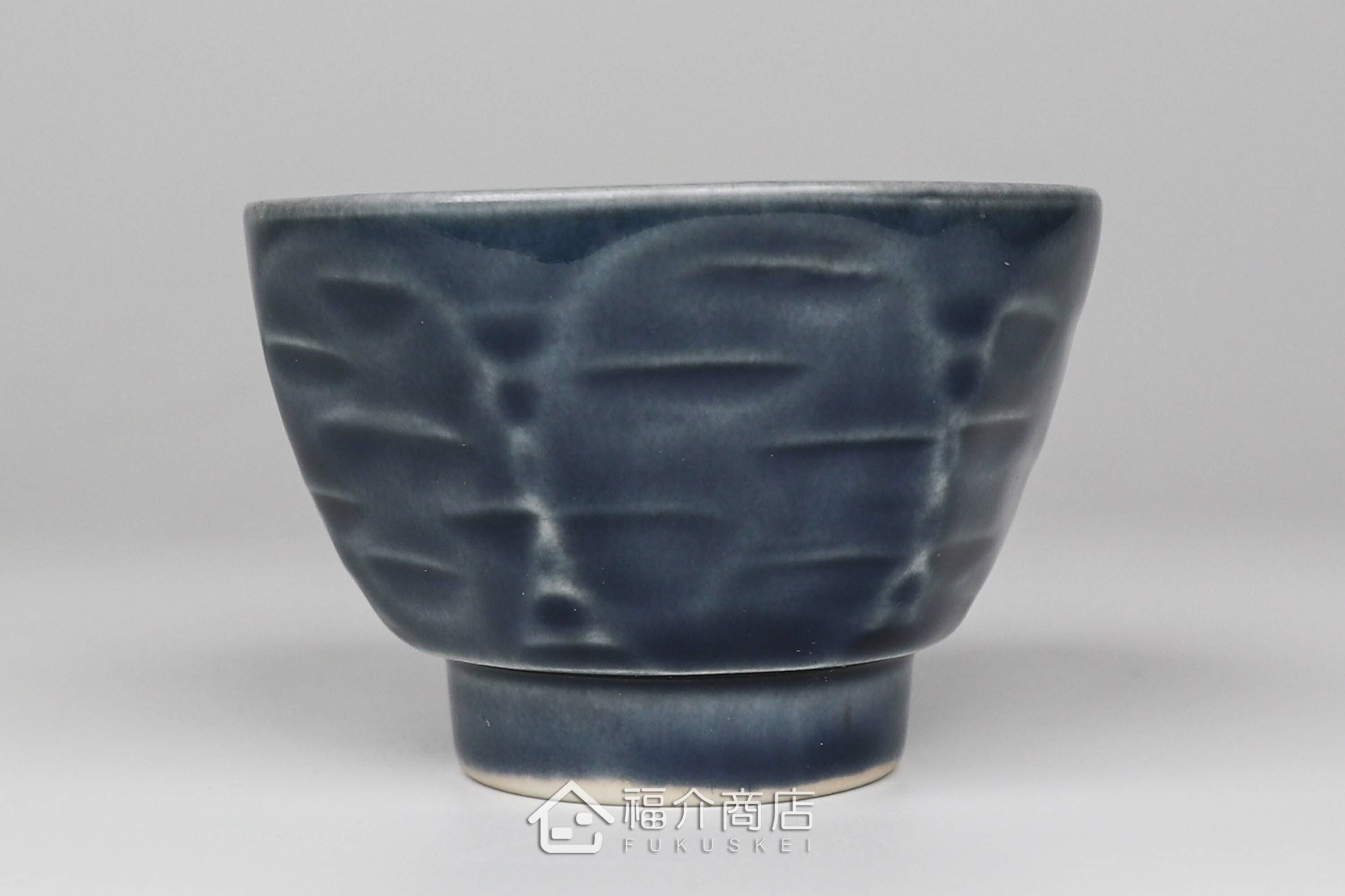 可以盛裝清酒或飲料的八角造型藍色小酒杯