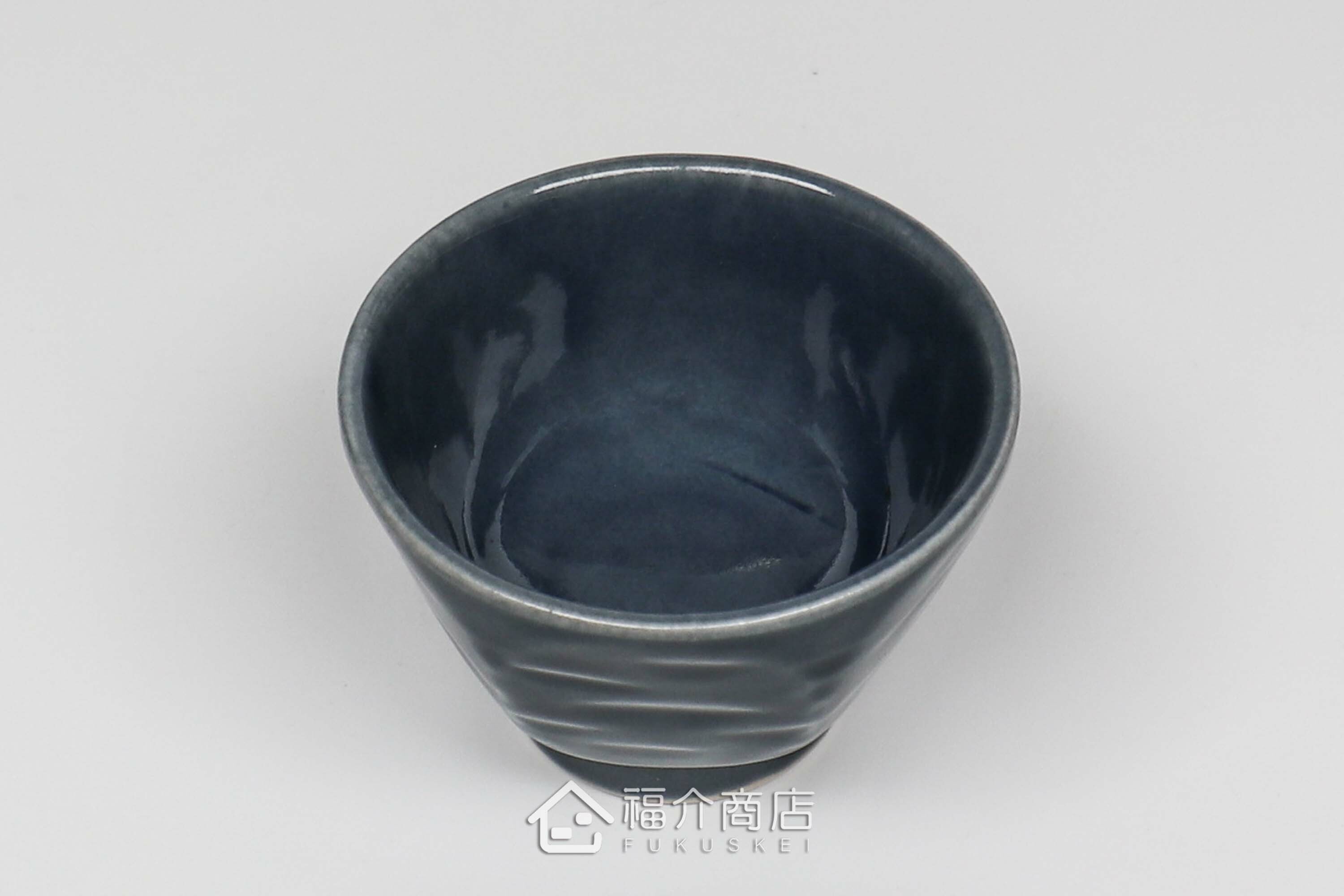 可以盛裝清酒或飲料的八角造型藍色小酒杯