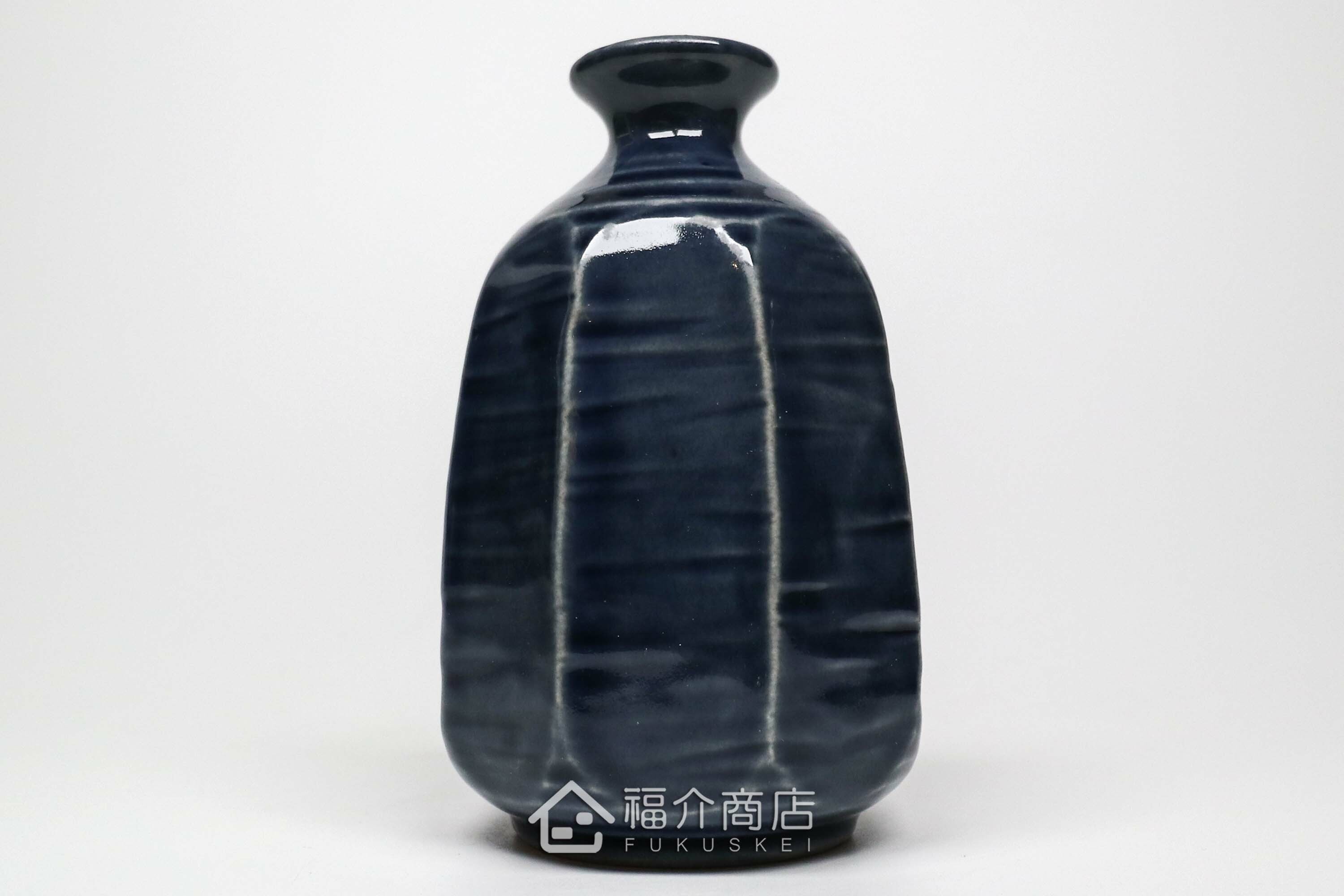 可以盛裝清酒或飲料的八角造型藍色酒壺